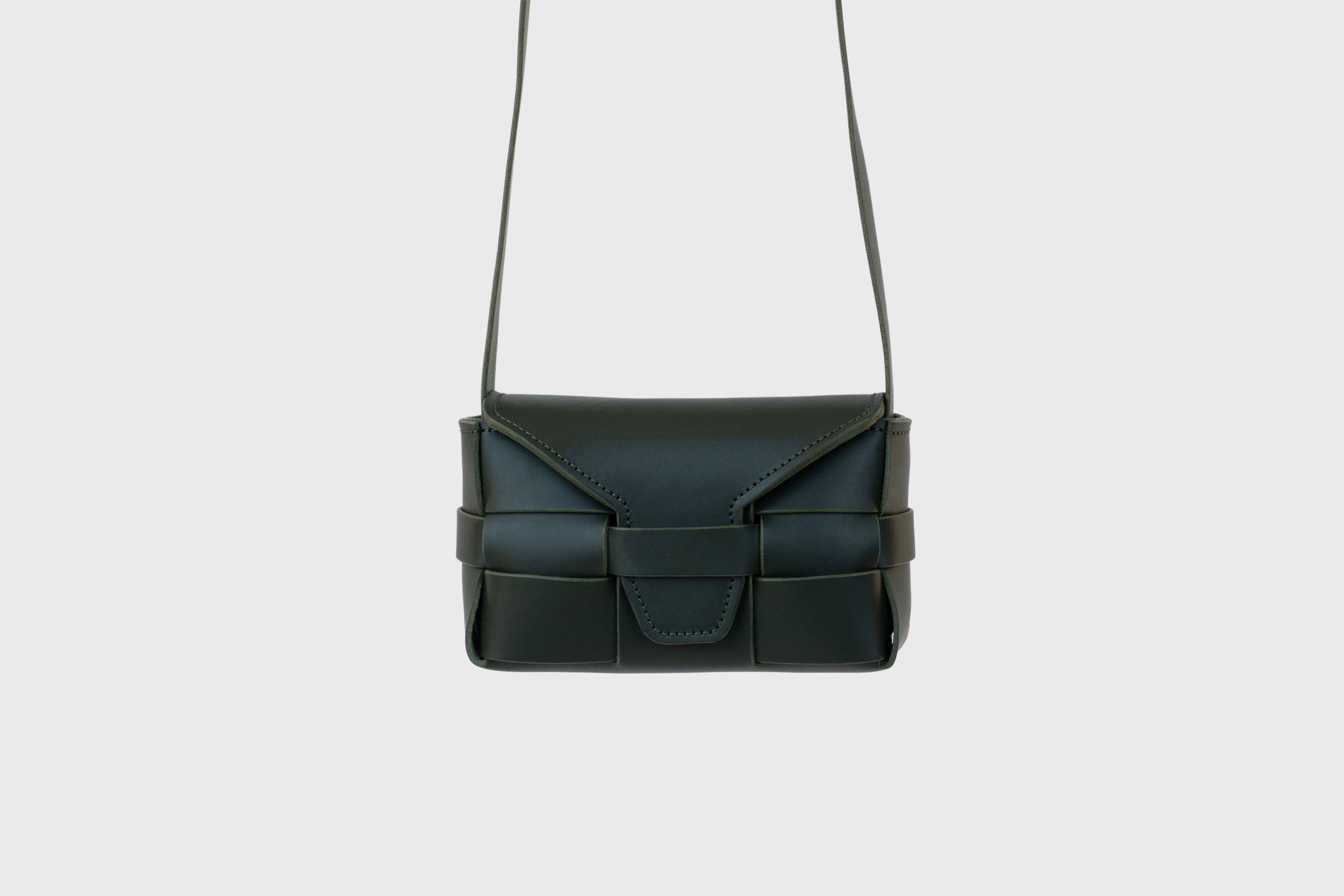 Woven Leather Bag Saka Small Olive Green Braided Shoulder Bag Crossbody Vegetable Tanned Premium Quality Modern Minimalistic Design Atelier Madre Manuel Dreesmann Barcelona