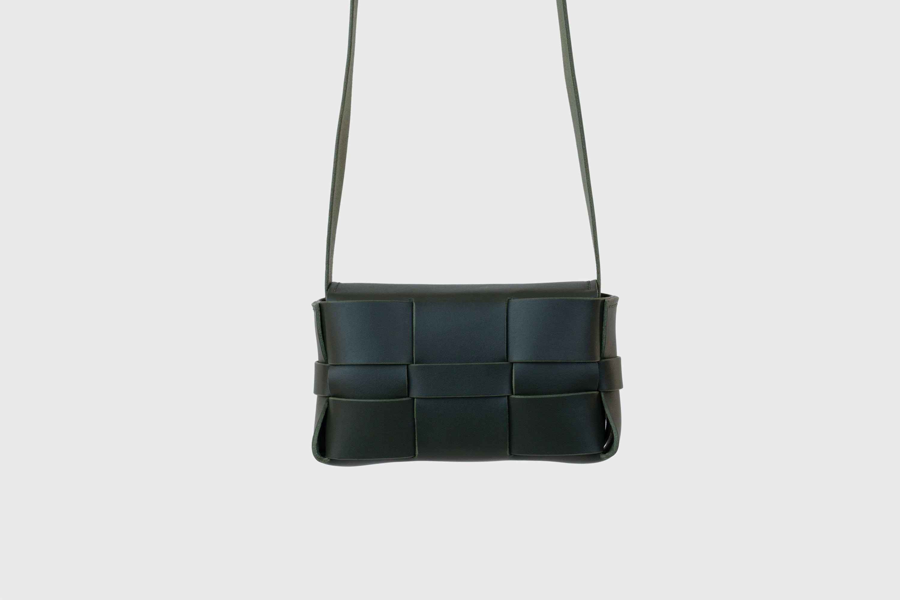 Woven Leather Bag Saka Small Olive Green Braided Shoulder Bag Crossbody Vegetable Tanned Premium Quality Modern Minimalistic Design Atelier Madre Manuel Dreesmann Barcelona