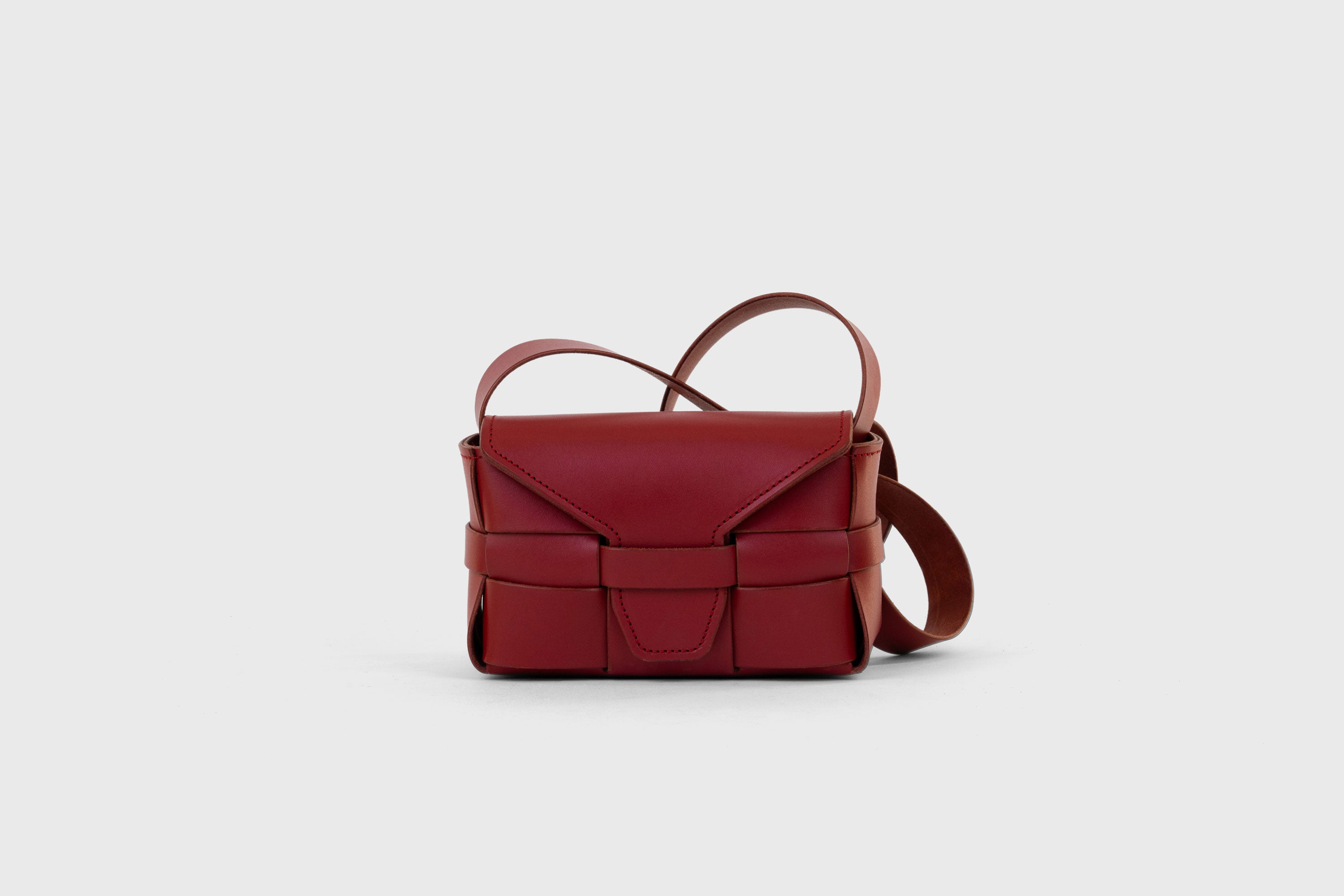 Woven Leather Bag Saka Small Red Braided Shoulder Bag Crossbody Vegetable Tanned Premium Quality Modern Minimalistic Design Atelier Madre Manuel Dreesmann Barcelona