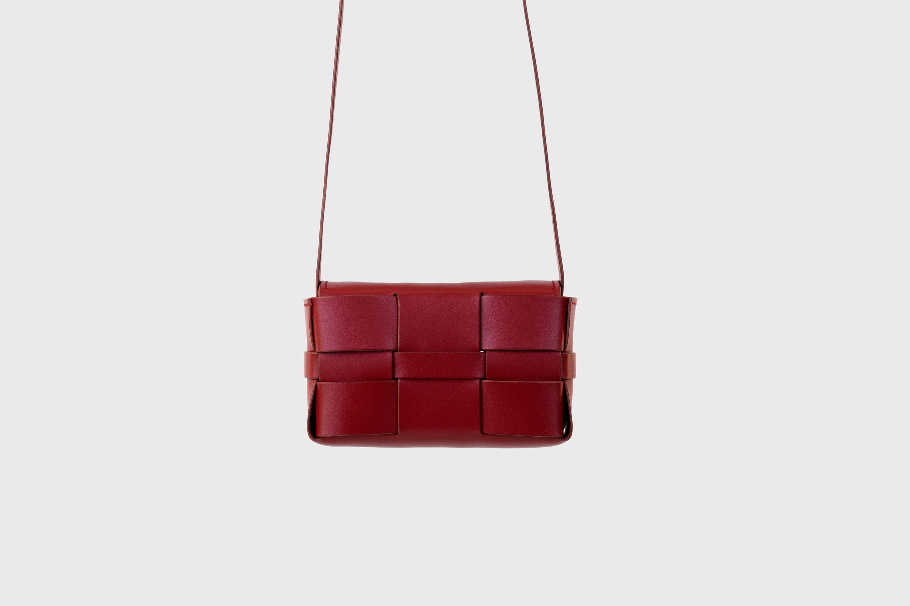 Woven Leather Bag Saka Small Red Braided Shoulder Bag Crossbody Vegetable Tanned Premium Quality Modern Minimalistic Design Atelier Madre Manuel Dreesmann Barcelona