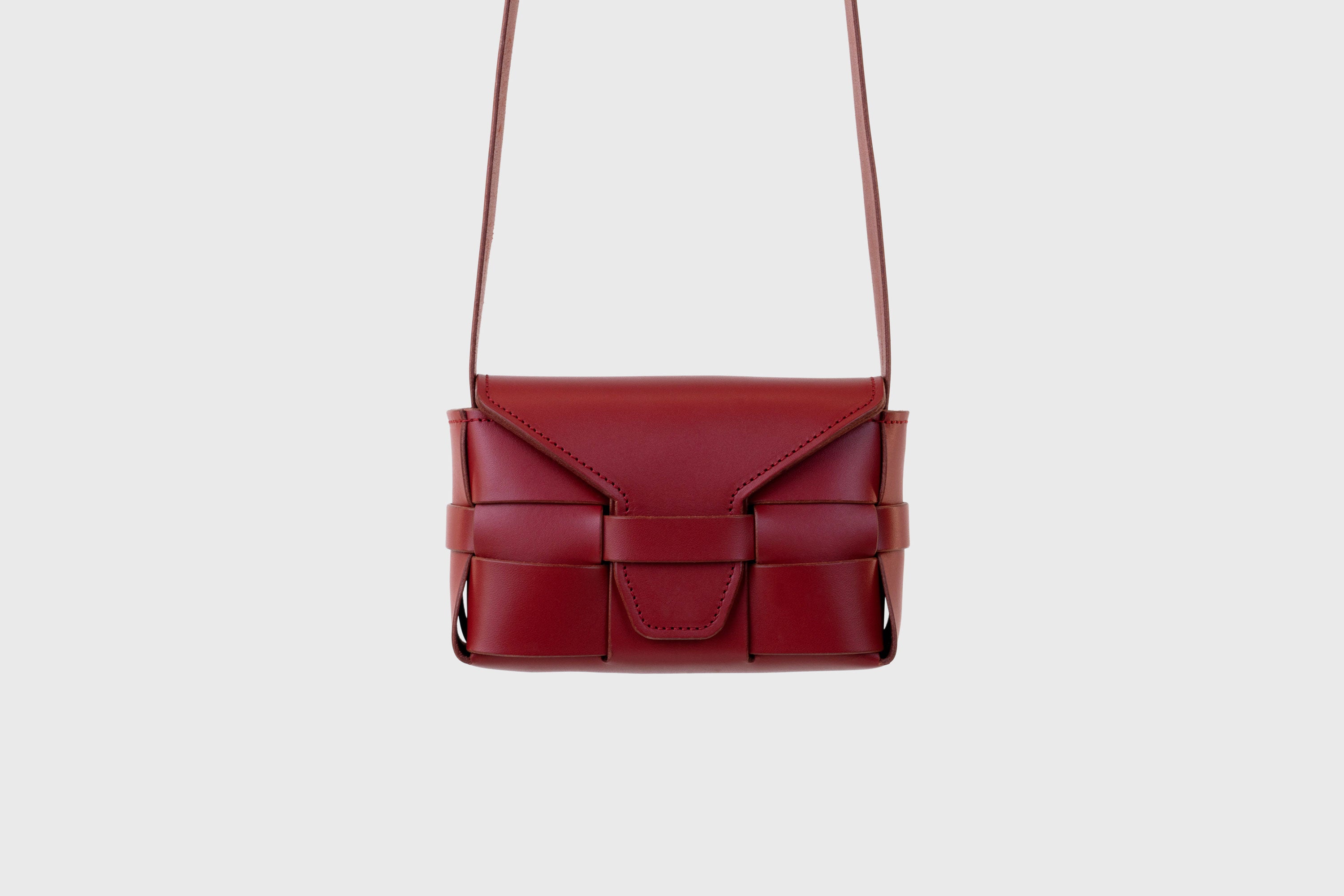 Woven Leather Bag Saka Small Red Braided Shoulder Bag Crossbody Vegetable Tanned Premium Quality Modern Minimalistic Design Atelier Madre Manuel Dreesmann Barcelona