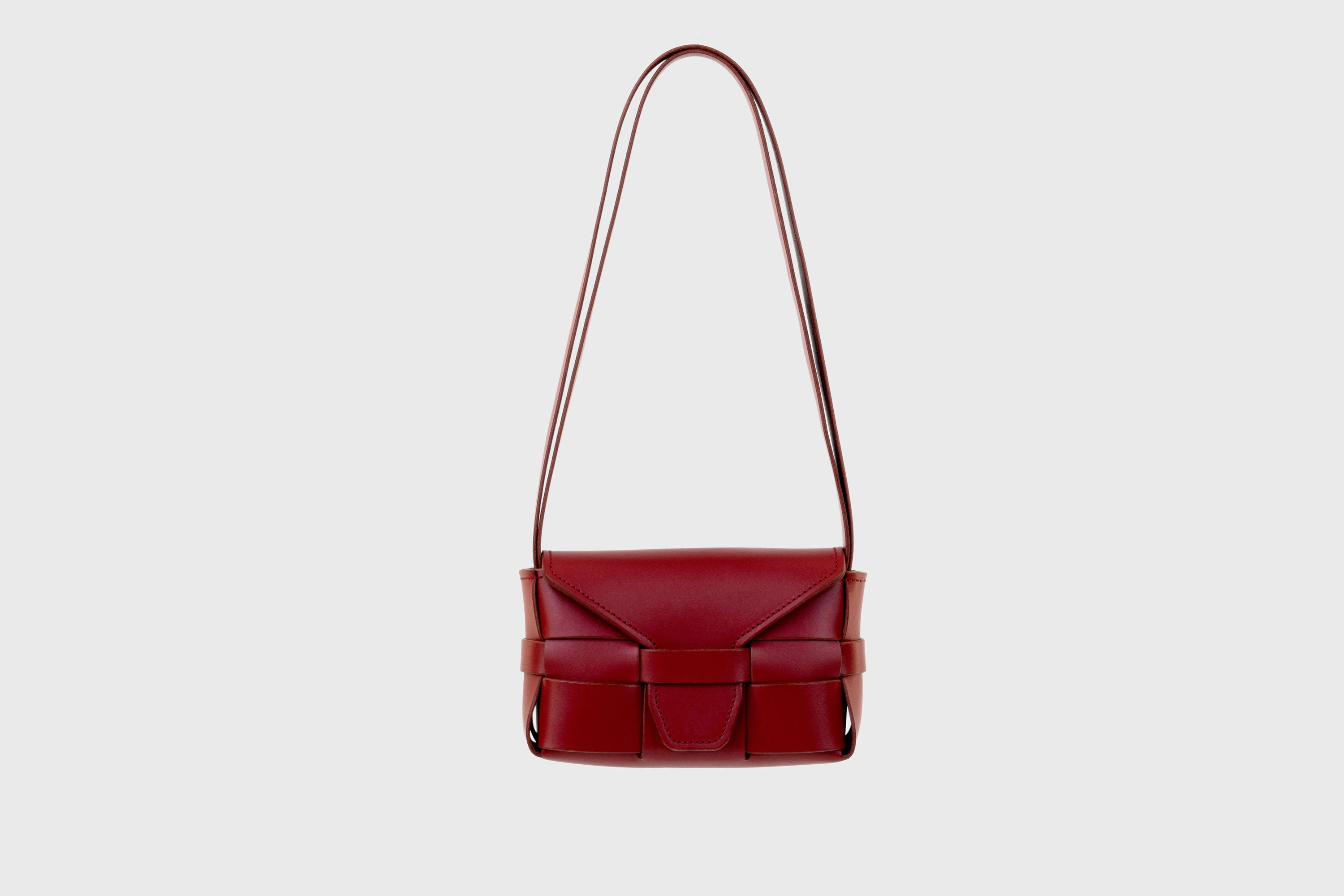 Woven Leather Bag Saka Small Red Braided Shoulder Bag Crossbody Vegetable Tanned Premium Quality Modern Minimalistic Design Atelier Madre Manuel Dreesmann Barcelona