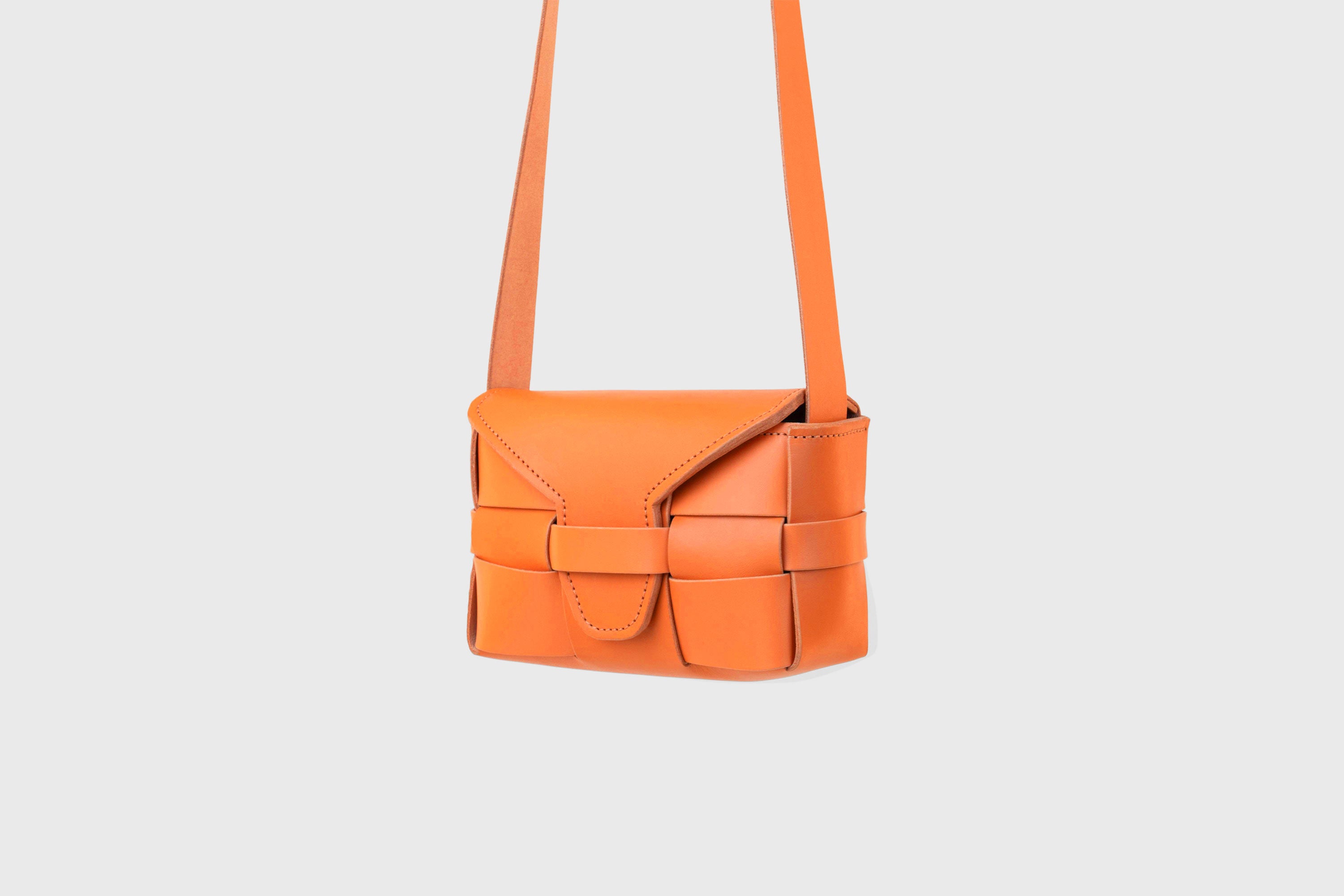 Woven Leather Bag Saka Small Orange Braided Shoulder Bag Crossbody Vegetable Tanned Premium Quality Modern Minimalistic Design Atelier Madre Manuel Dreesmann Barcelona