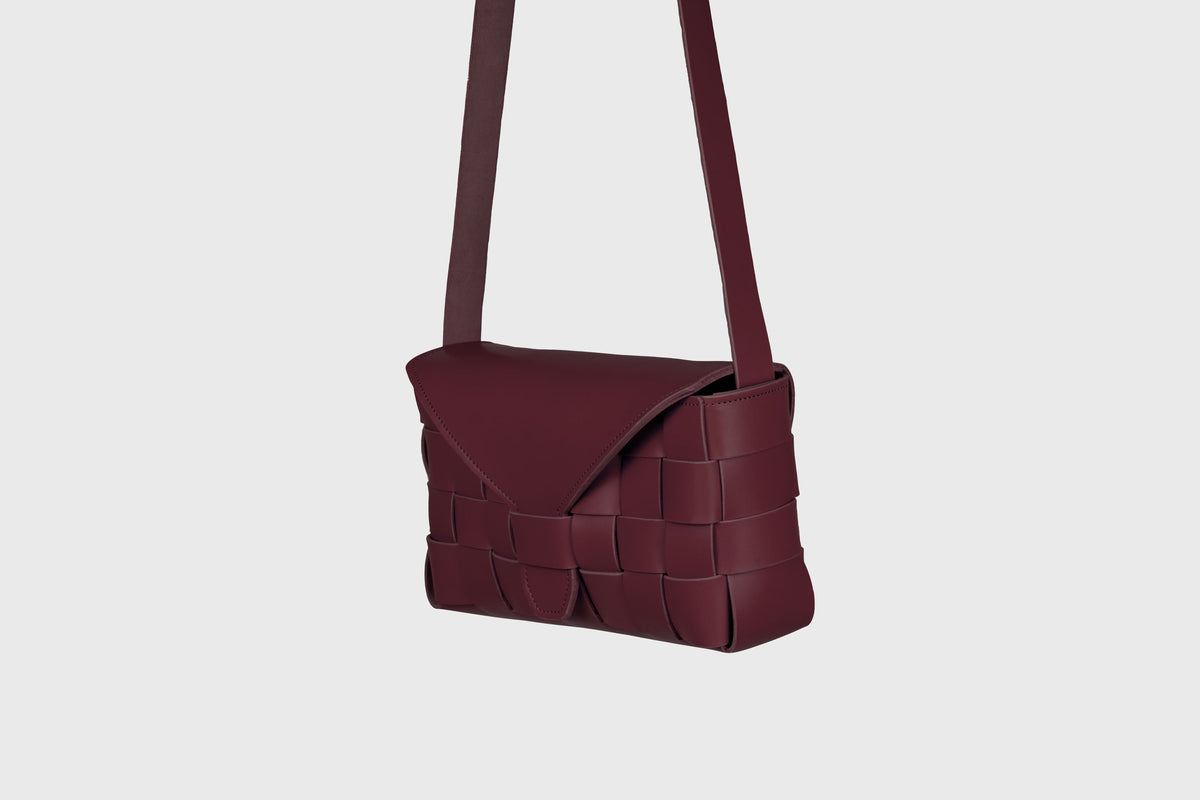 Woven Saka Big Burgundy Woven Leather Bag Atelier Madre Manuel Dreesmann Barcelona Spain 3