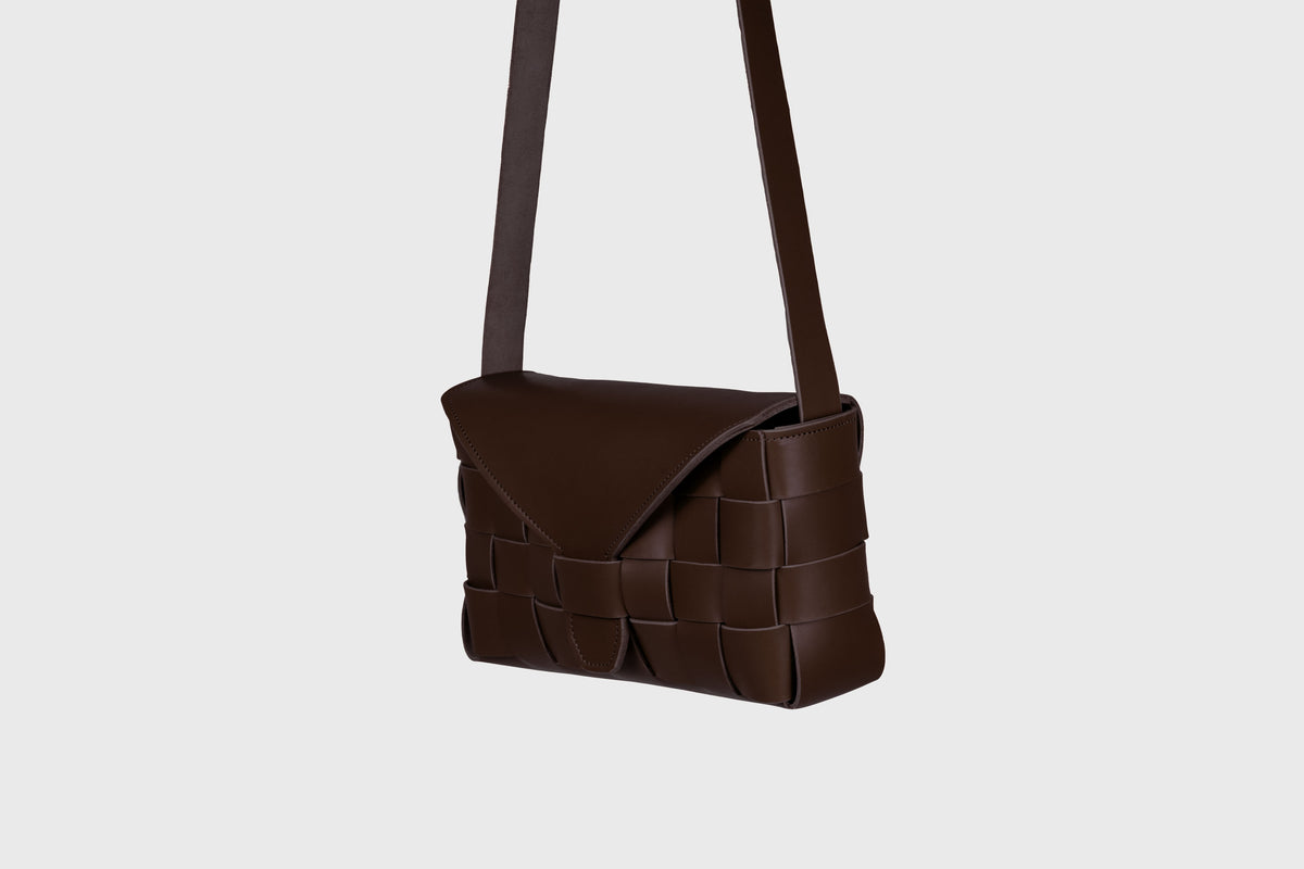 Woven Saka Big Chocolate Brown Woven Leather Bag Atelier Madre Manuel Dreesmann Barcelona Spain 3