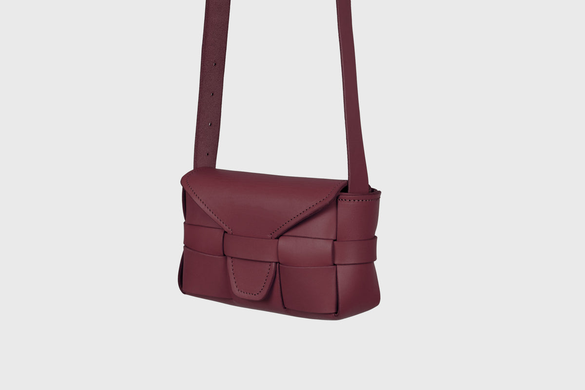 Woven Saka Small Burgundy Woven Leather Bag Atelier Madre Manuel Dreesmann Barcelona Spain 4
