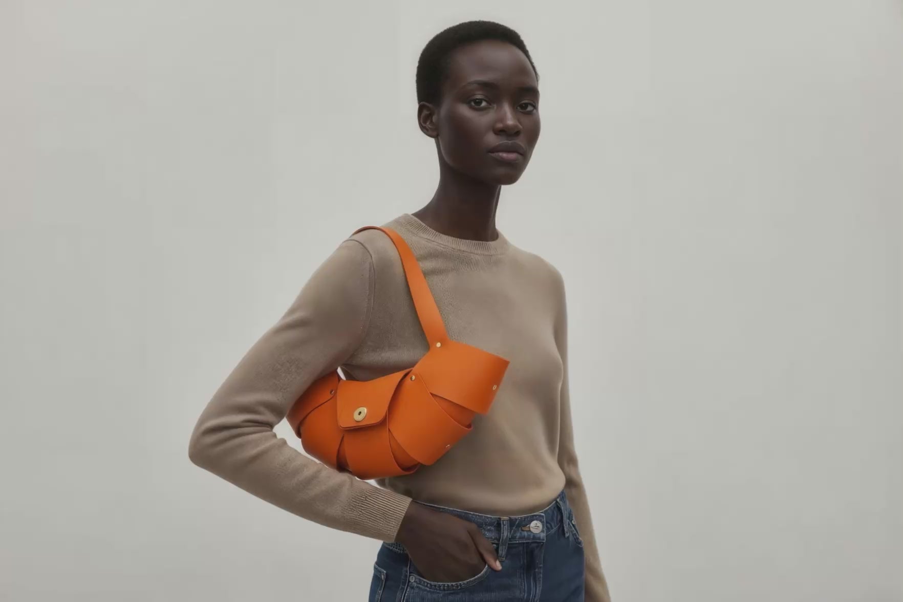 Croissant Bag Orange Color Leather On Model Loop Atelier Madre Manuel Dreesmann Barcelona Video