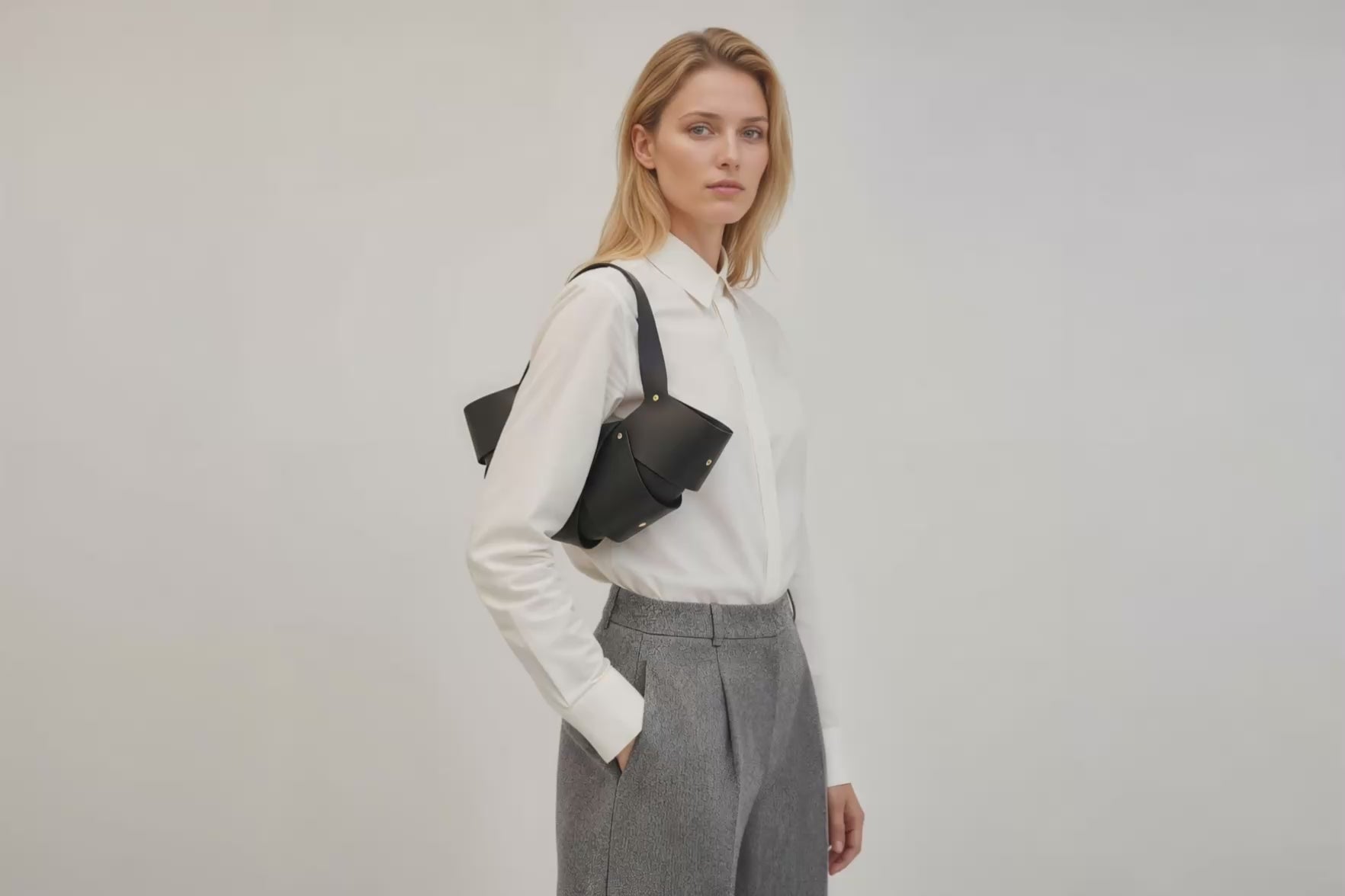 Croissant Bag Black Color Leather On Model Loop Atelier Madre Manuel Dreesmann Barcelona Video