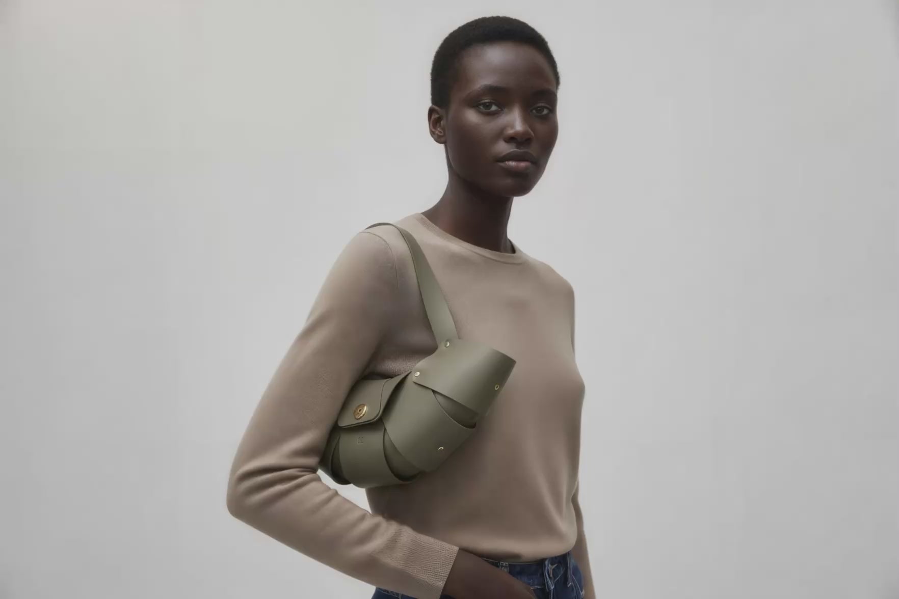 Croissant Bag Olive Green Color Leather On Model Loop Atelier Madre Manuel Dreesmann Barcelona Video