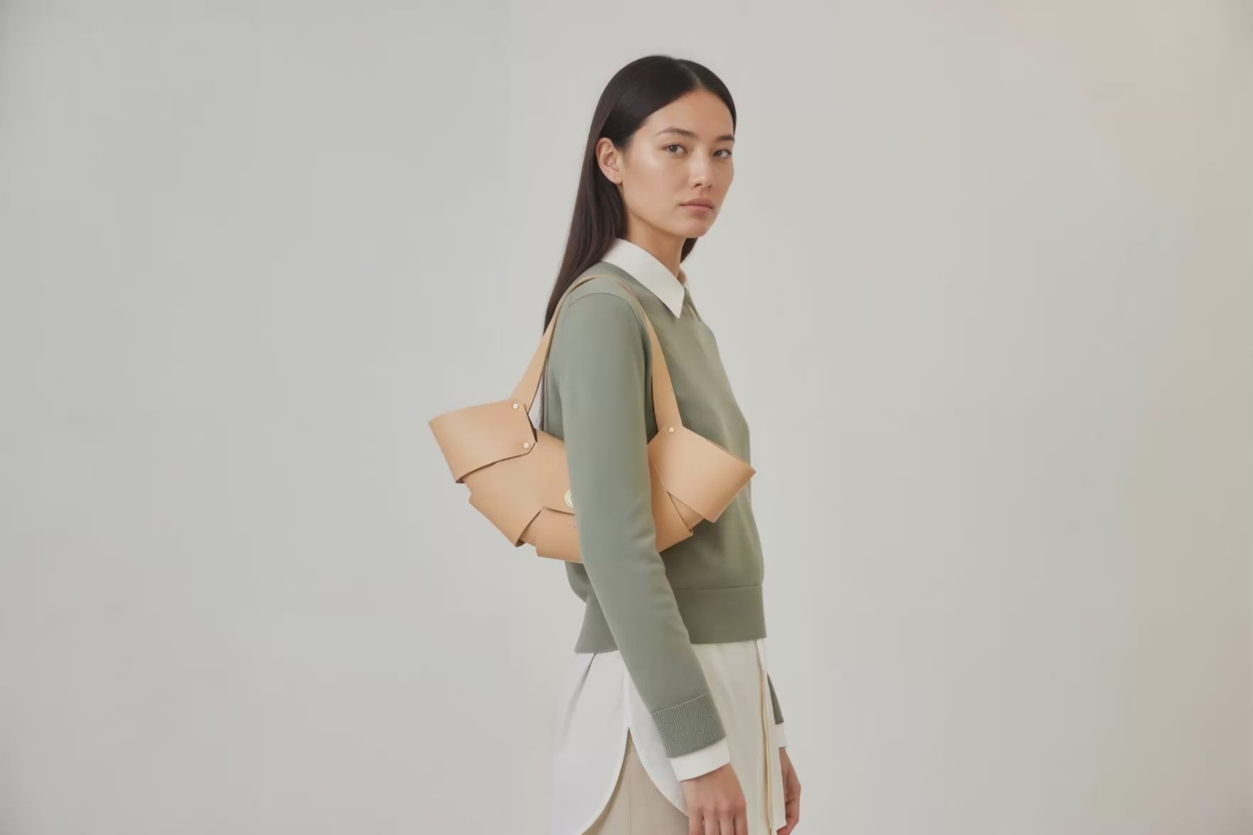 Croissant Bag Natural Color Leather On Model Loop Atelier Madre Manuel Dreesmann Barcelona Video