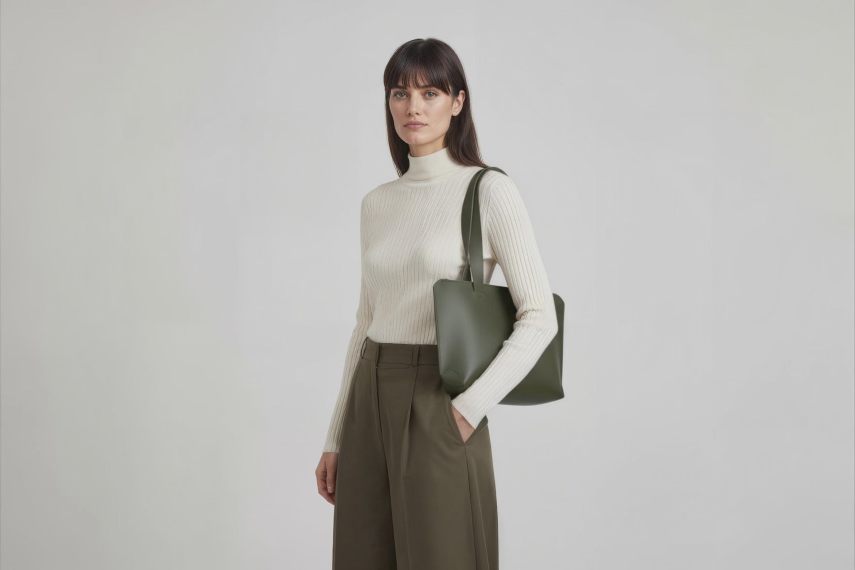 Tote Bag Leather Zipper Olive Green Color On A Woman Model Premium Quality Minimalist Design Atelier Madre Manuel Dreesmann Barcelona Spain