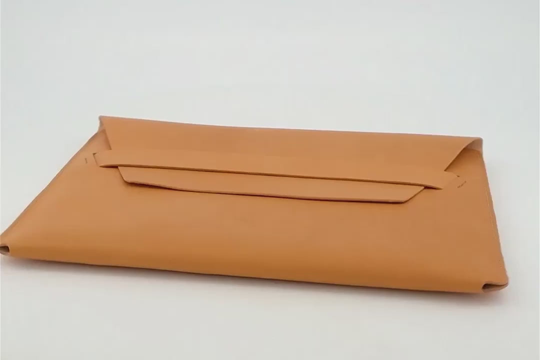 Leather Sleeve For MacBook Pro Air Brown Color 360 Degree Turntable Video  Full Grain Vegetable Tanned Leather Modern Minimalist Design Premium Quality Protection Business Sleek Atelier Madre Manuel Dreesmann Barcelona Spain