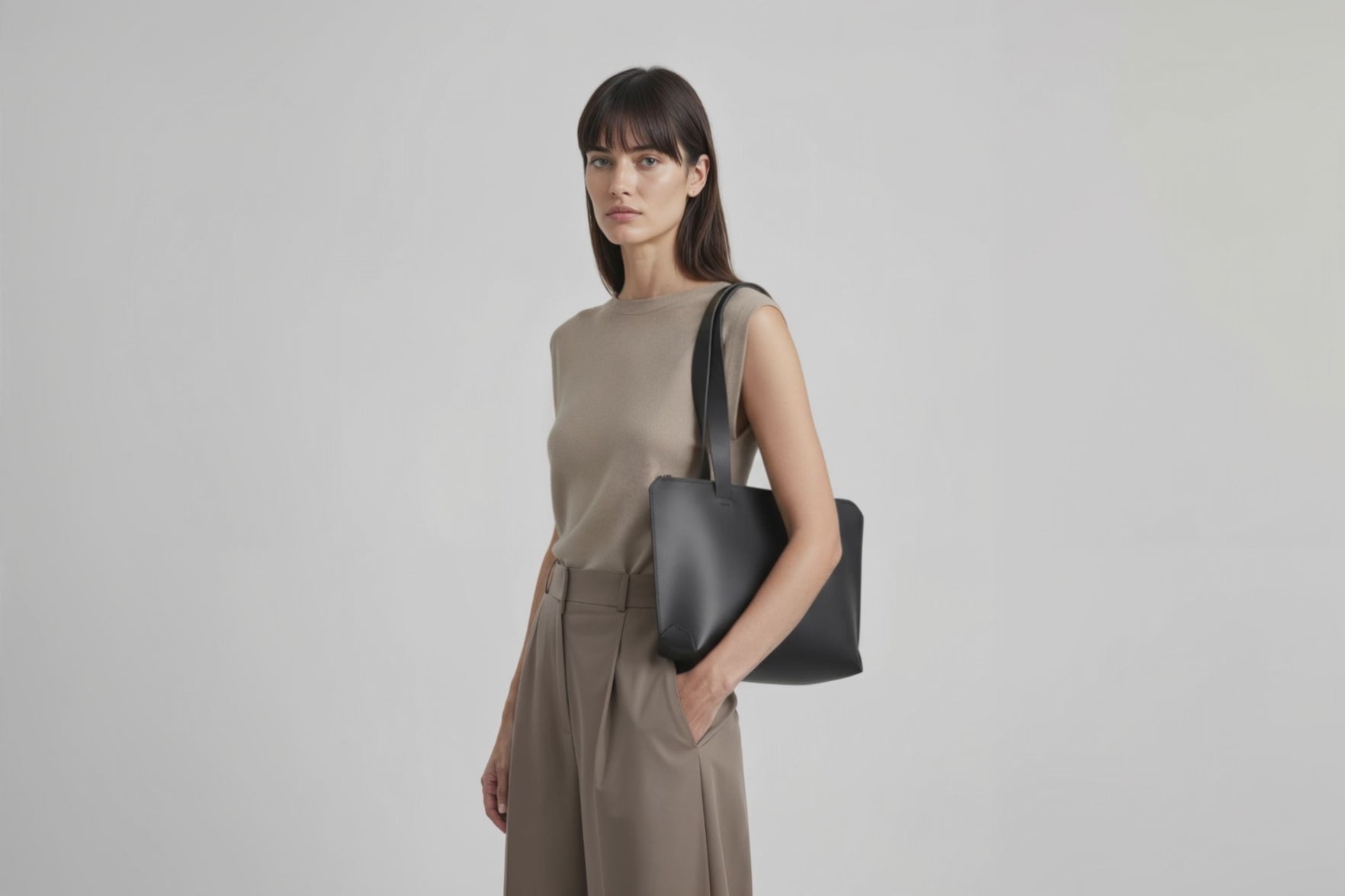 Tote Bag Leather Zipper Black Color On A Woman Model Premium Quality Minimalist Design Atelier Madre Manuel Dreesmann Barcelona Spain