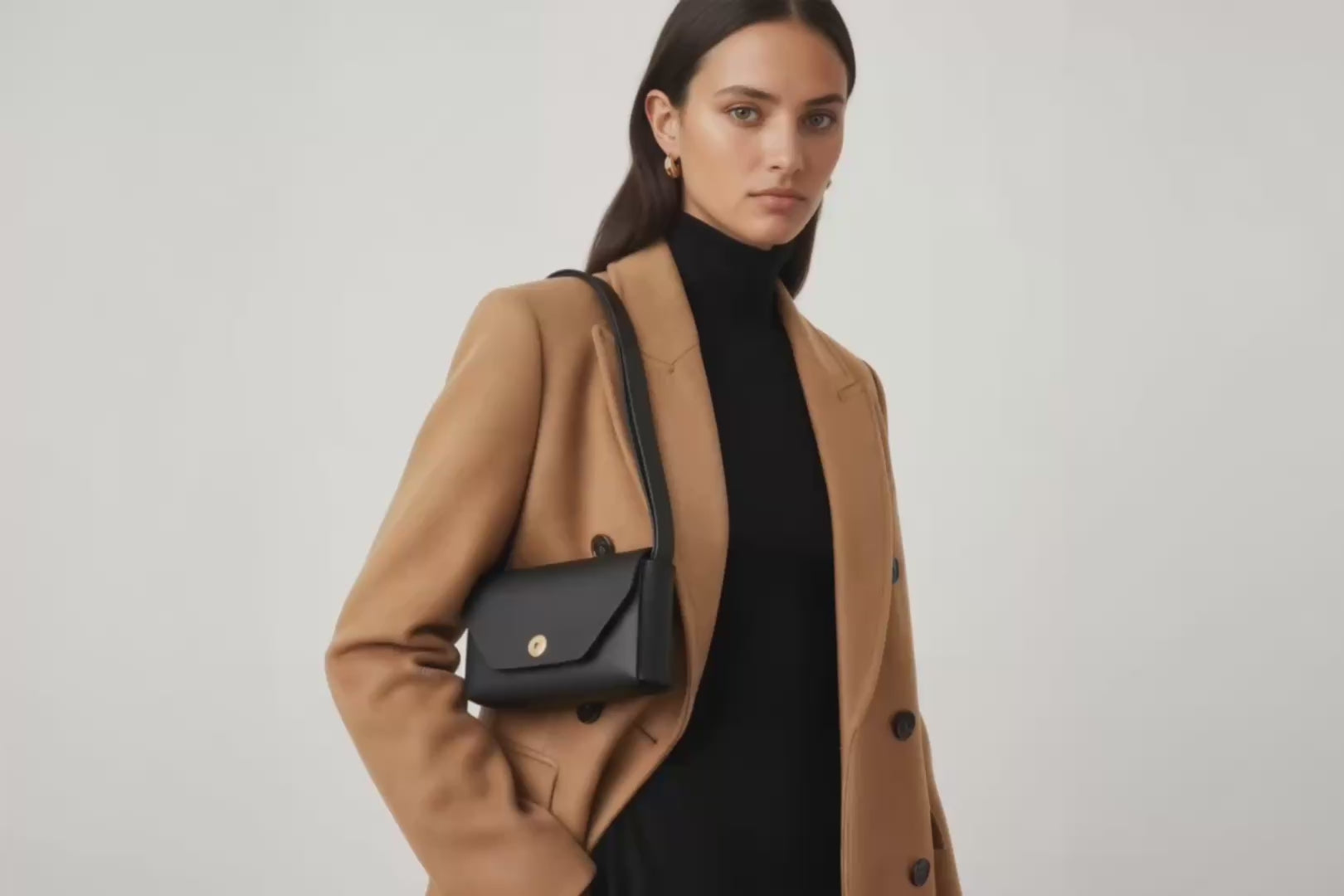 Brick Bag Black Color Leather On Model Bright Background Vegetable Tanned Leather Loop Video Modern Minimalist Design Premium Quality Atelier Madre Manuel Dreesmann Barcelona Spain