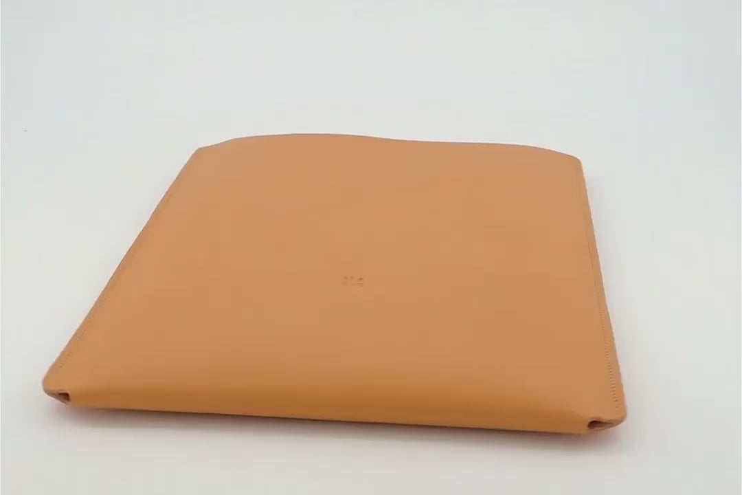 Leather Slip Sleeve For MacBook Vertical Brown Color 360 Degree Turntable Video High Quality Full Grain Vegetable Tanned Leather Independent Modern Minimalist Designer Sleek Atelier Madre Manuel Dreesmann Barcelona Spain