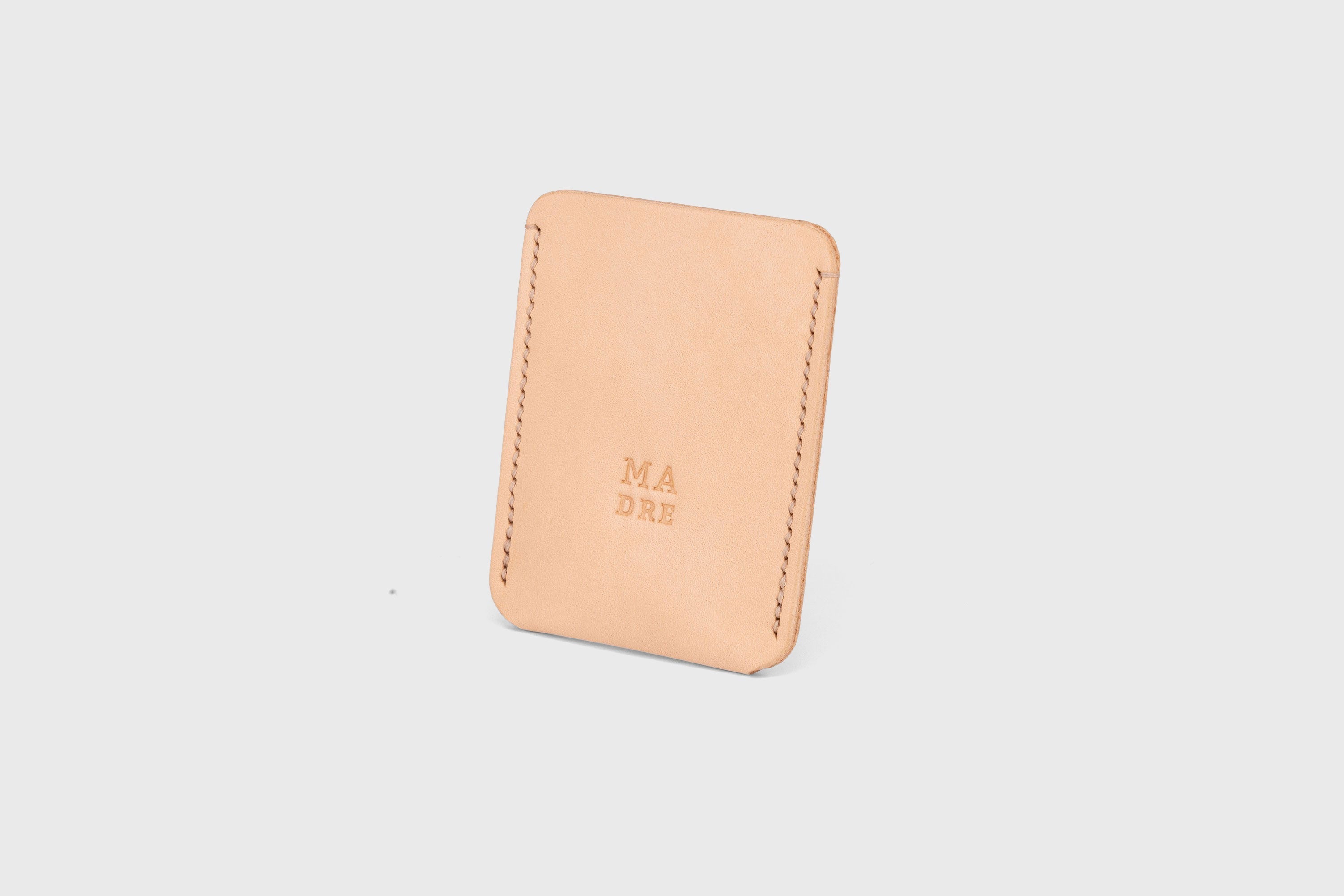 Cardholder single wallet natural leather vachetta full grain vegetable tanned minimalist design handmade by Atelier Madre Manuel Dreesmann Barcelona Spain