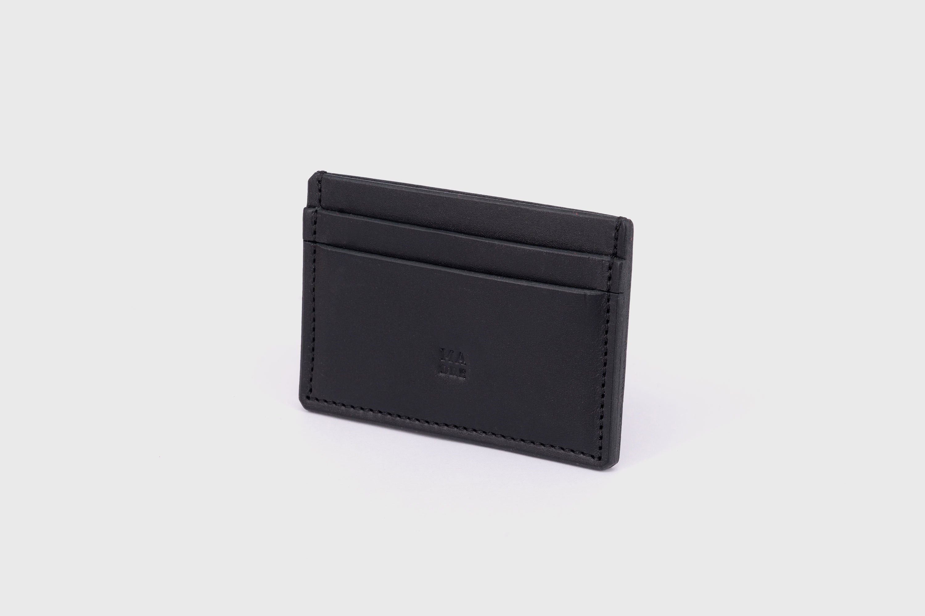 Credit Card Wallet in Black Leather Vachetta Vegetable Tanned Leather Handmade and minimalist Design by Atelier Madre Manuel Dreesmann Barcelona Spain