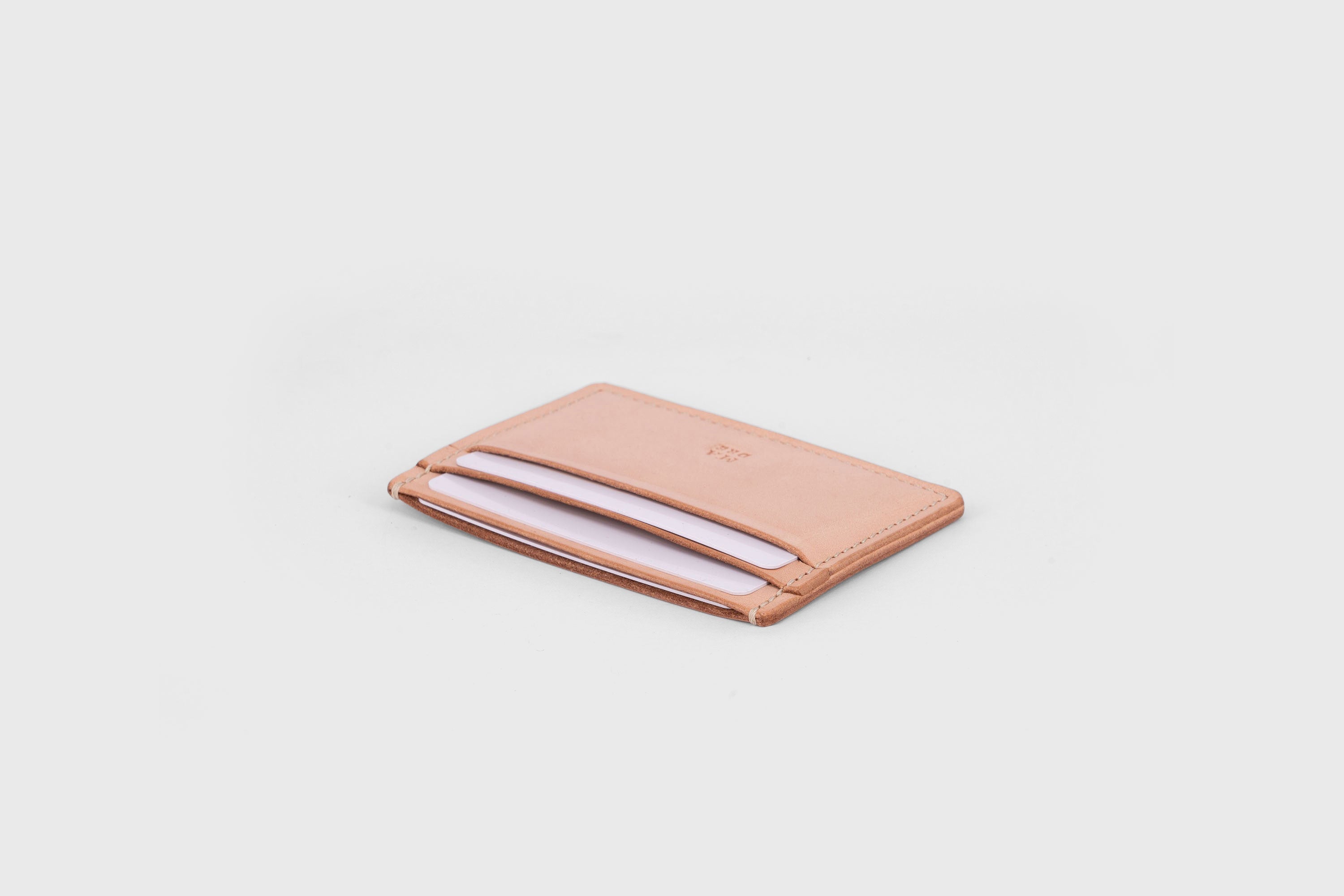 Credit Card Wallet in Off-white Leather Vachetta Vegetable Tanned Leather Handmade and Design by Atelier Madre Manuel Dreesmann Barcelona Spain