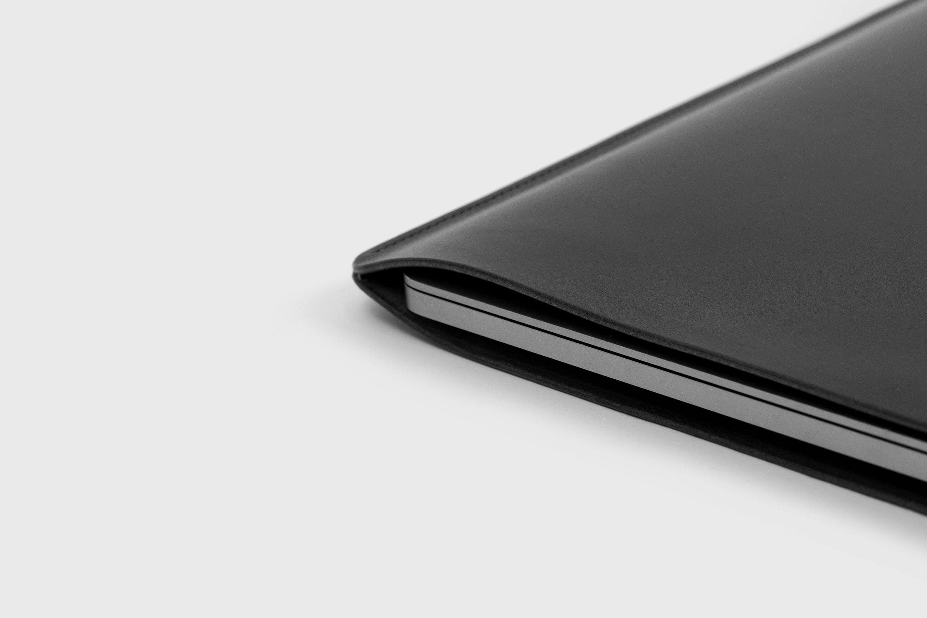 MacBook Pro 14 Inch Sleeve Leather Slip Case Bag Black 2022 Manuel Dreesmann Atelier Madre Barcelona