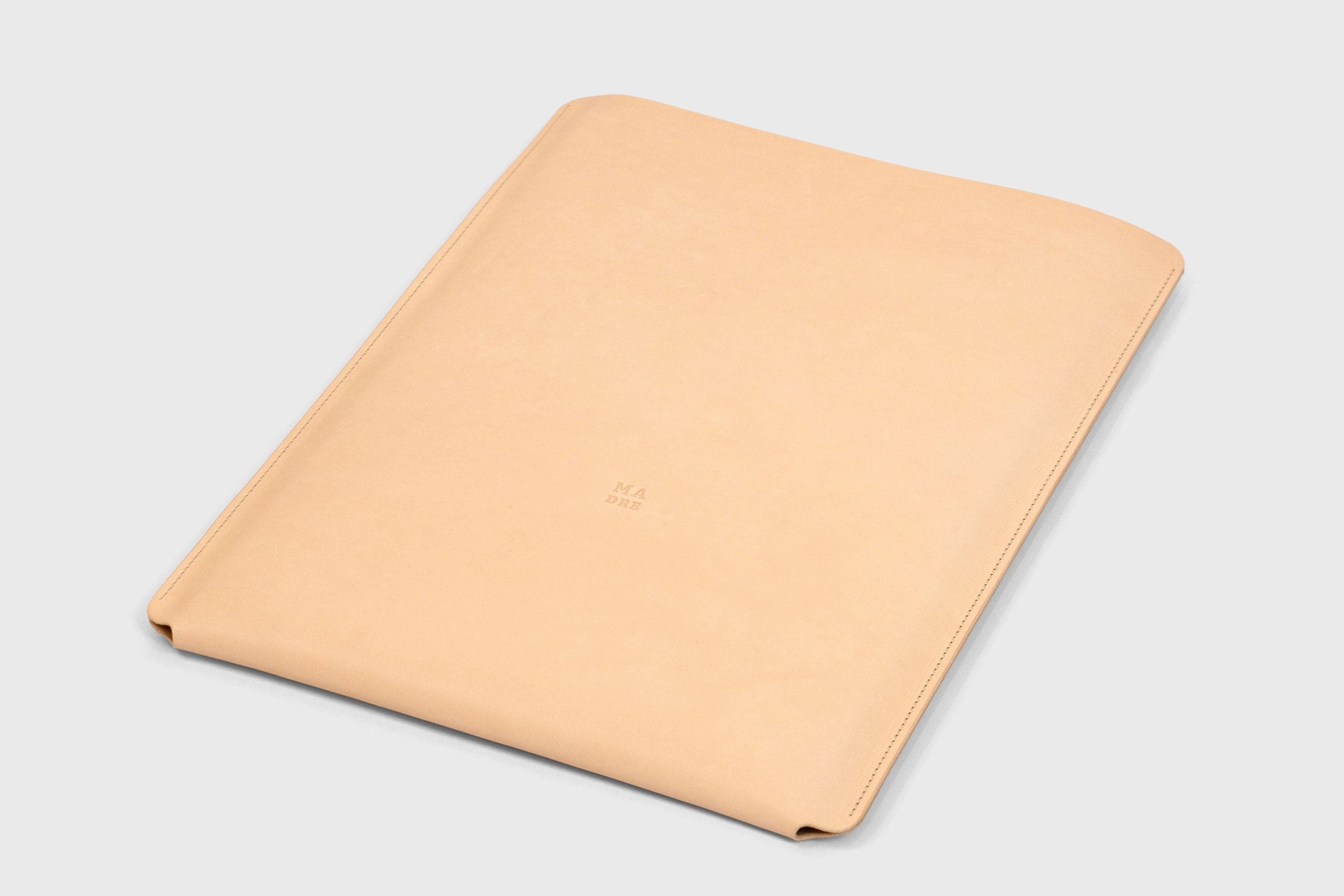 MacBook Pro 14 Sleeve Leather Slip Case Bag Natural 2021 Manuel Dreesmann Atelier Madre Barcelona