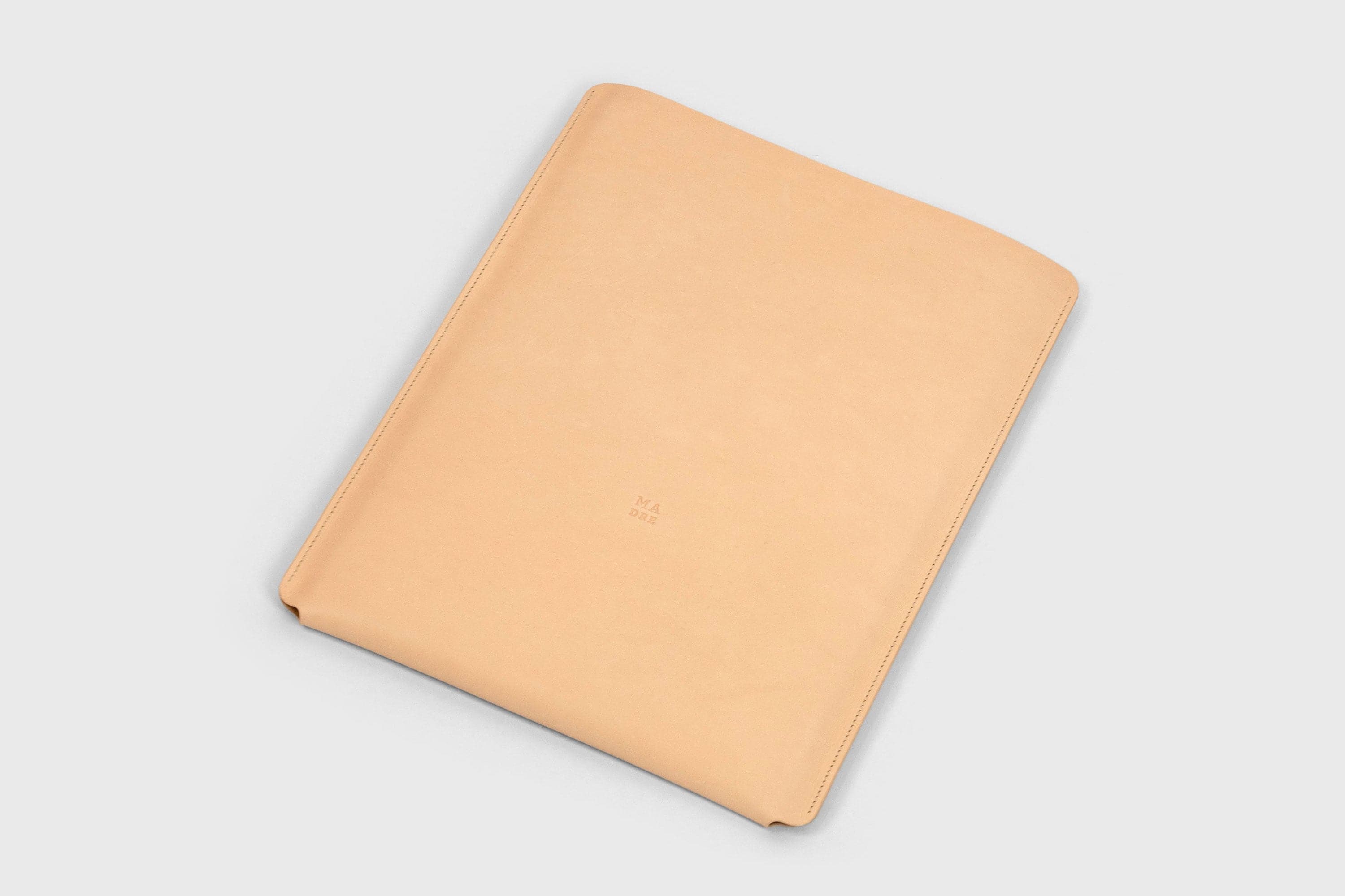 MacBook 14 Inch Sleeve Leather Slip Case Bag Natural 2021 Manuel Dreesmann Atelier Madre Barcelona