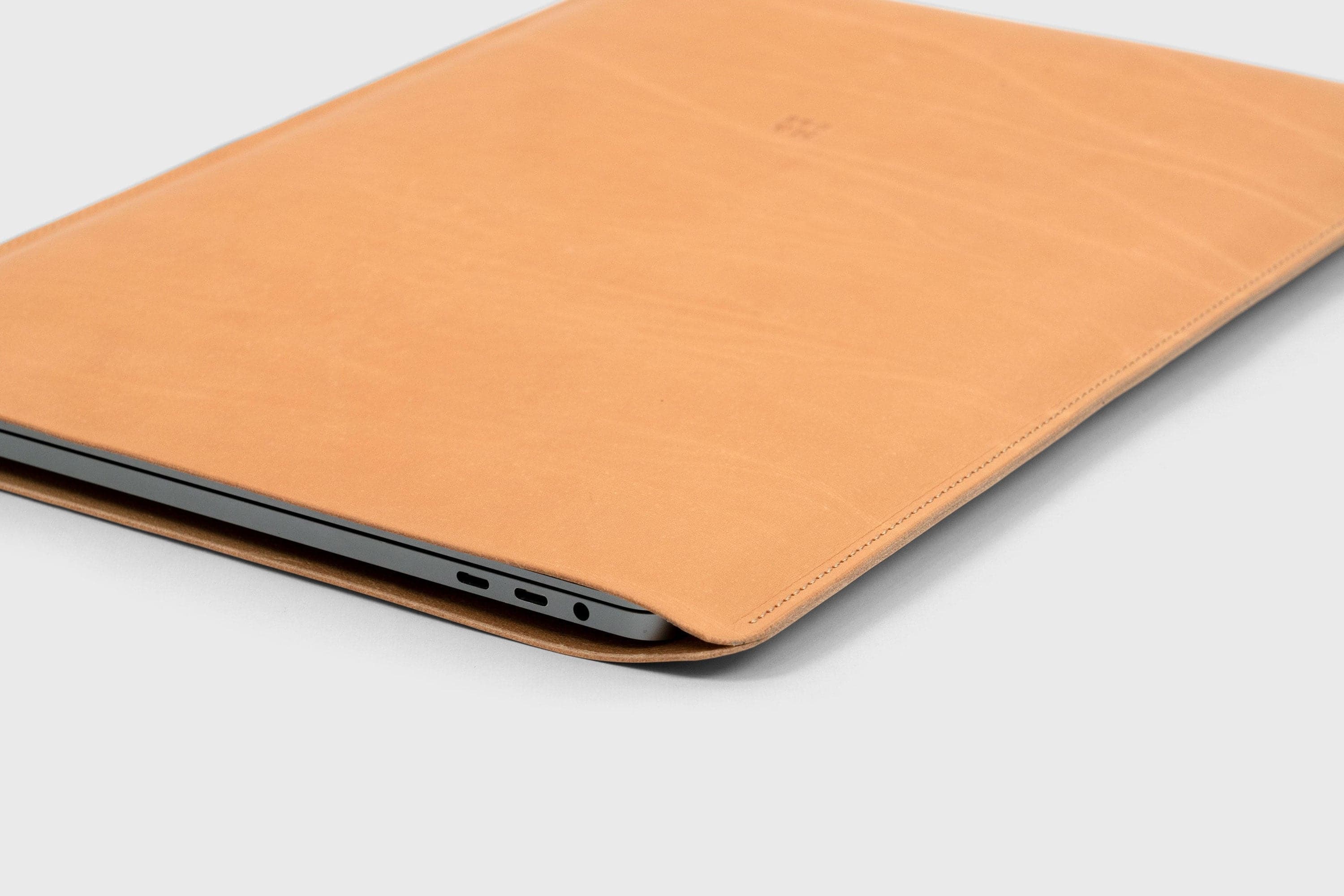 MacBook 14 Case Leather Slip Sleeve Case Bag Brown 2021 Manuel Dreesmann Atelier Madre Barcelona