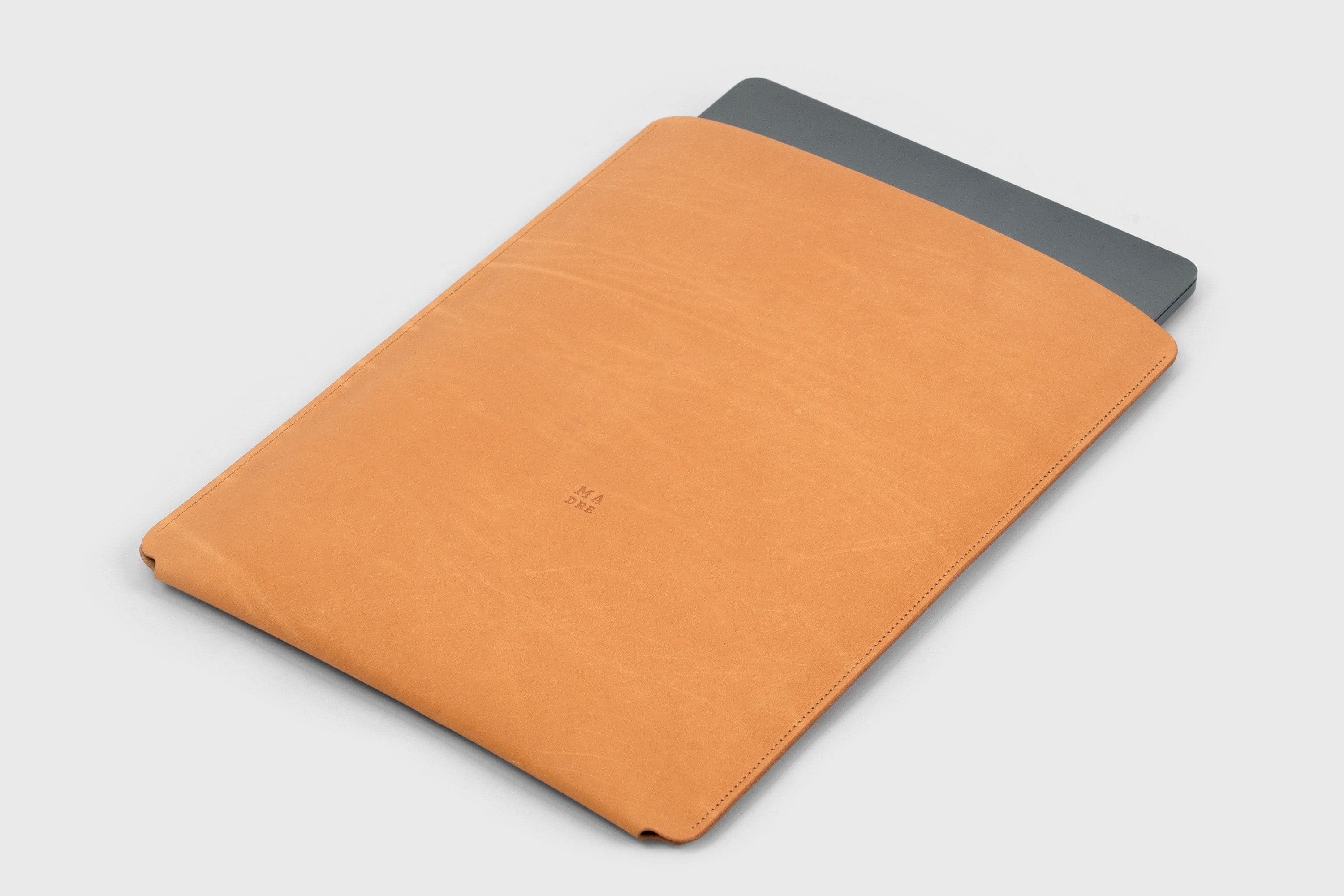 MacBook Pro 16 Inch Leather Slip Sleeve Case Brown Vegetable Tanned Full Grain Real Leather Minimalistic Design Premium Quality Manuel Dreesmann Atelier Madre Barcelona