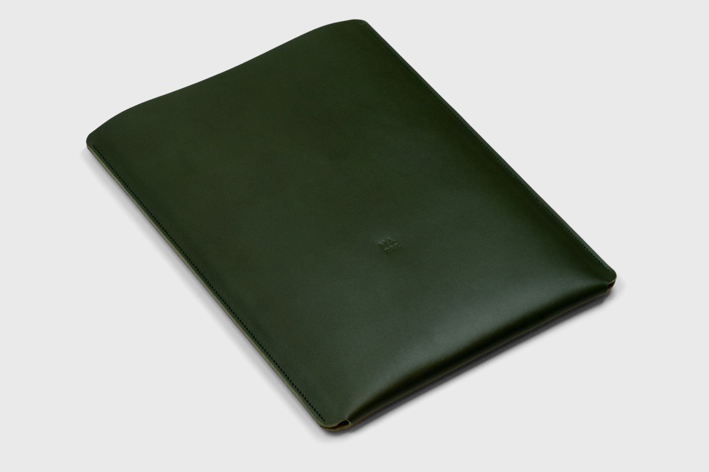 MacBook Pro 14 Inch Sleeve Leather Minimalist Dark Olive Green Vegetable Tanned Leather Design Manuel Dreesmann Atelier Madre Barcelona Spain