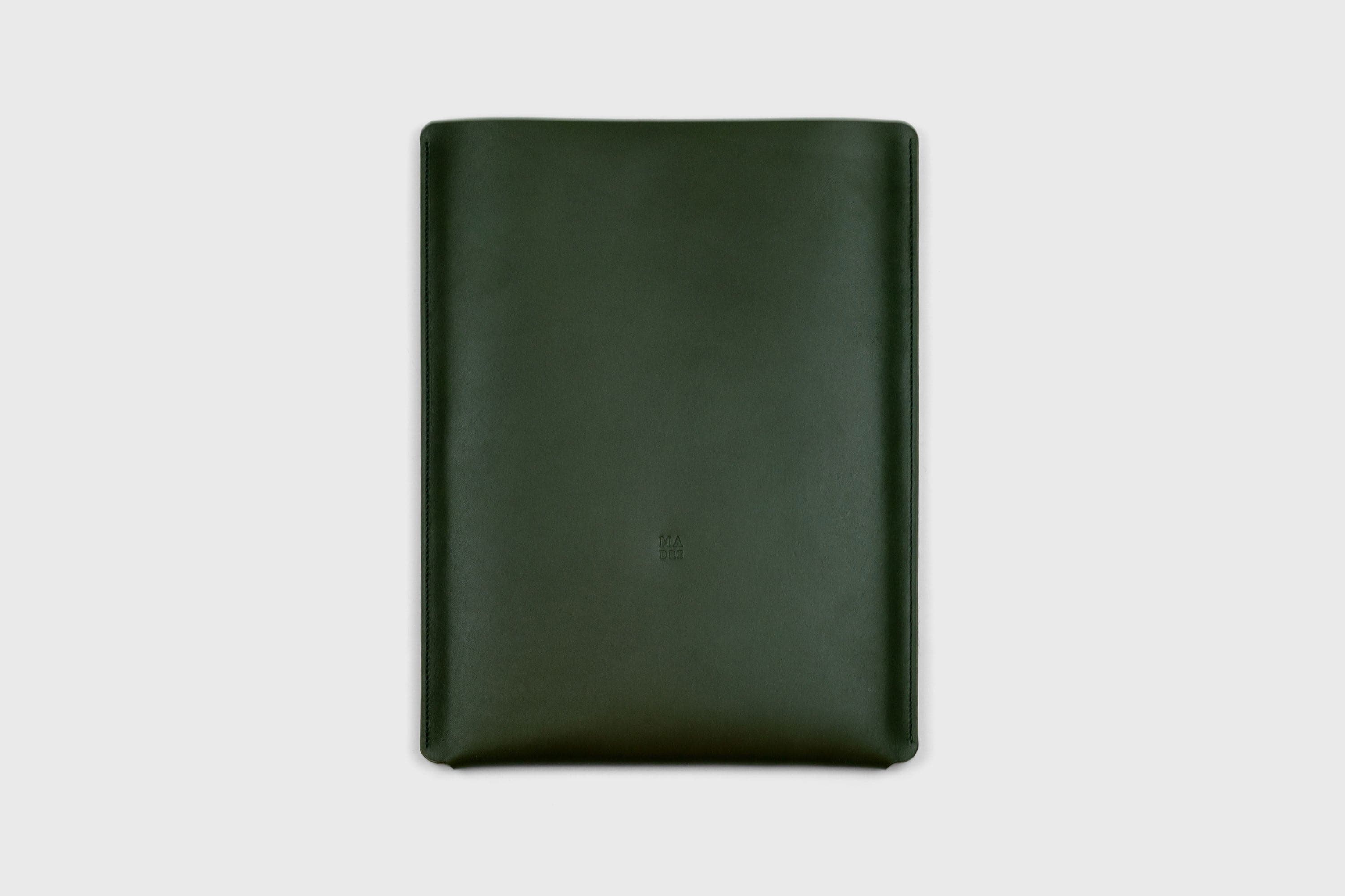 MacBook Pro 14 Inch Sleeve Leather Dark Olive Green Vegetable Tanned Simplistic Design Leather Design Manuel Dreesmann Atelier Madre Barcelona Spain