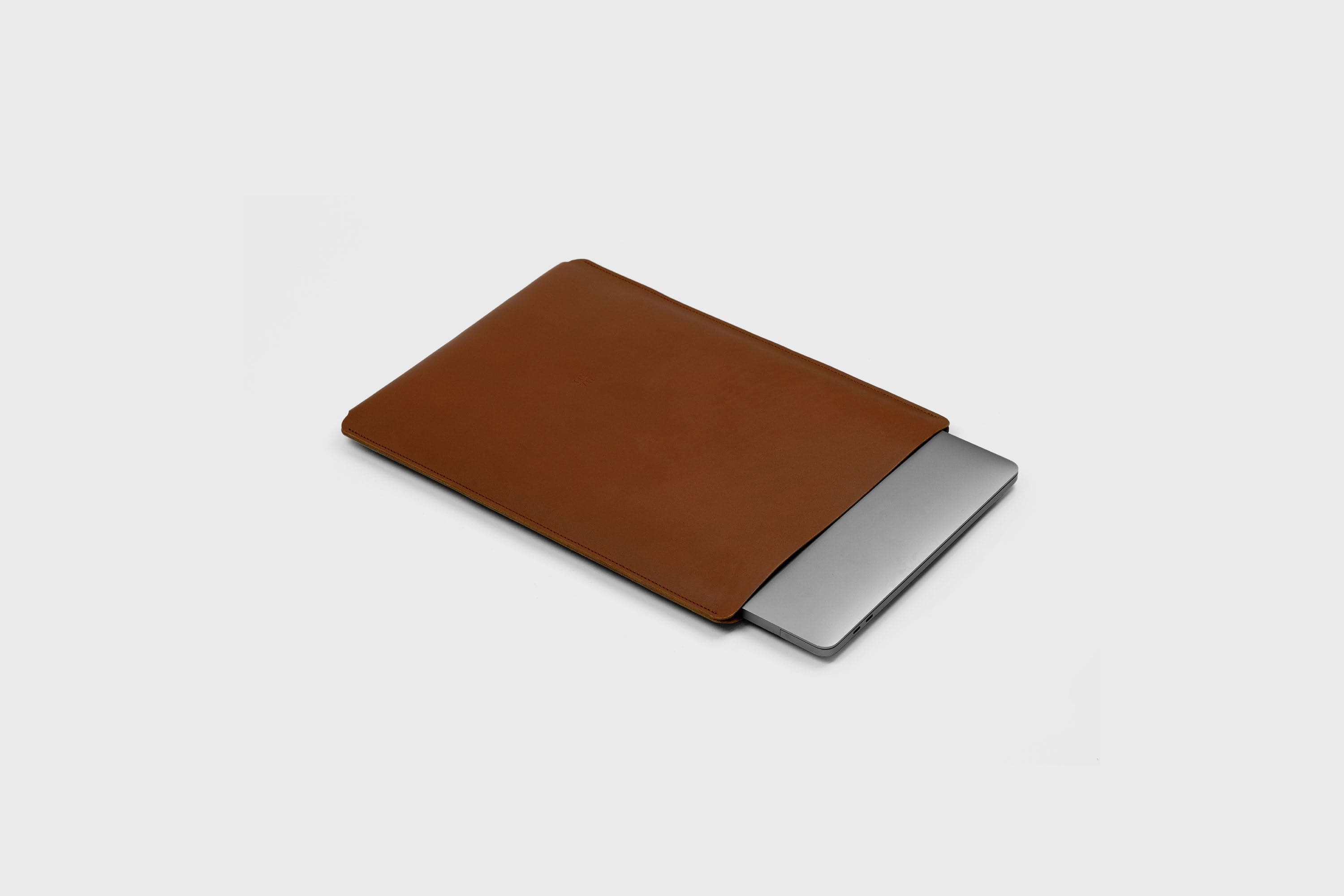 MacBook Sleeve 16 Inch Leather Dark Brown Vegetable Tanned Leather Minimalistic Design By Manuel Dreesmann Atelier Madre Barcelona Spain