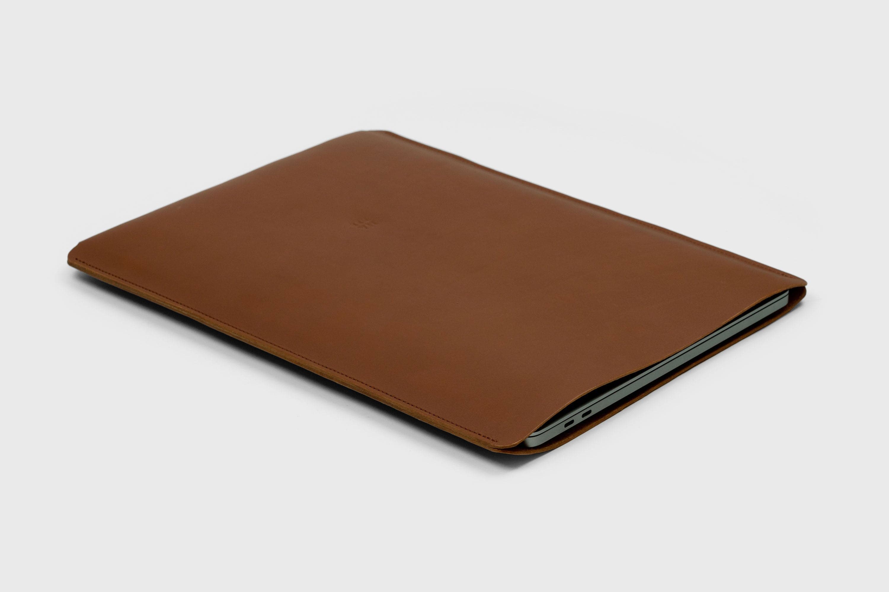 MacBook Sleeve 16 Inch Leather Dark Brown Vegetable Tanned Leather Genuine Minimalistic Design By Manuel Dreesmann Atelier Madre Barcelona Spain