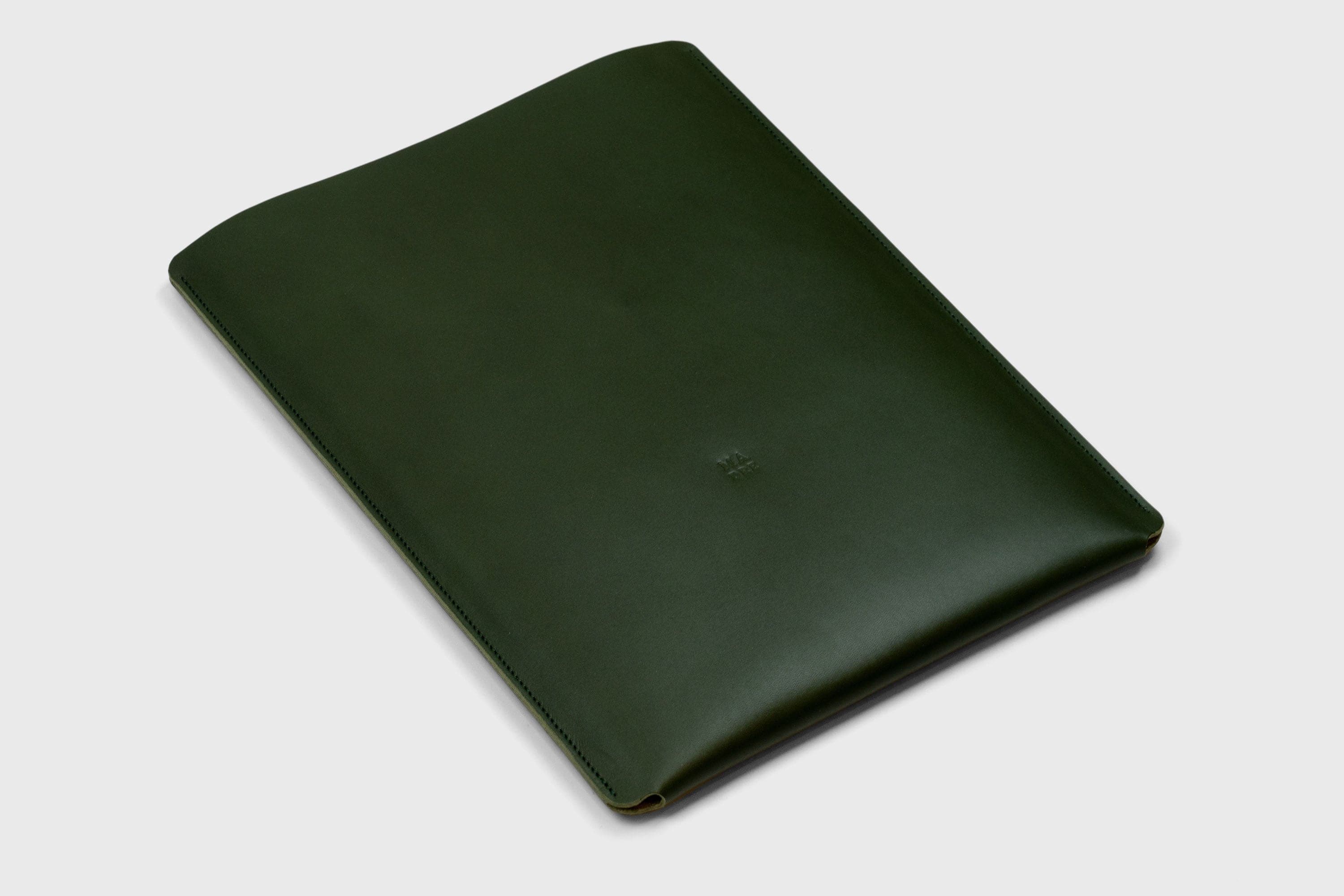 MacBook Sleeve 16 Inch Leather Dark Olive Green Vegetable Tanned Leather Minimalistic Design By Manuel Dreesmann Atelier Madre Barcelona Spain