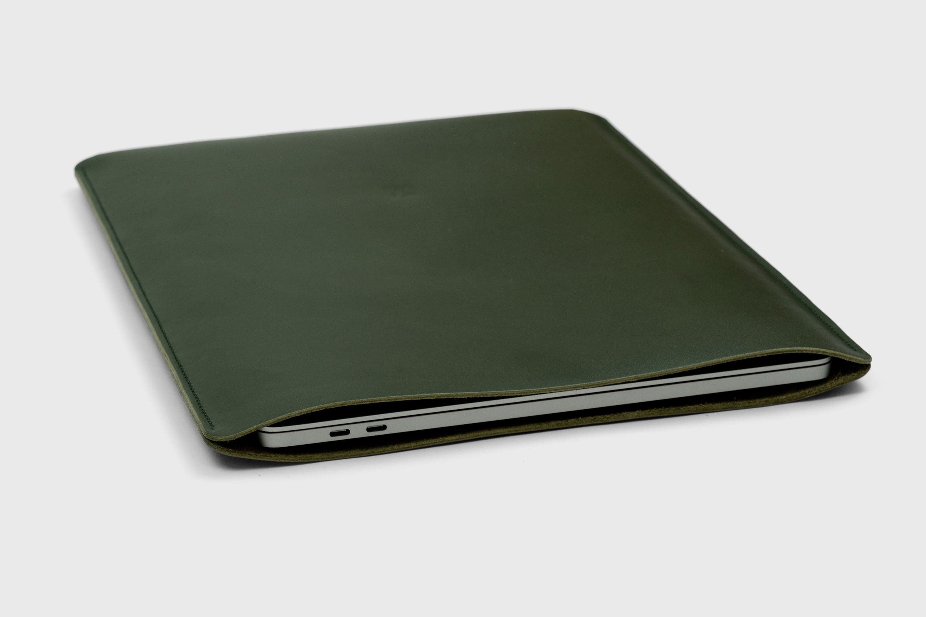 MacBook Sleeve 16 Inch Leather Premium Dark Olive Green Vegetable Tanned Leather Minimalistic Design By Manuel Dreesmann Atelier Madre Barcelona Spain