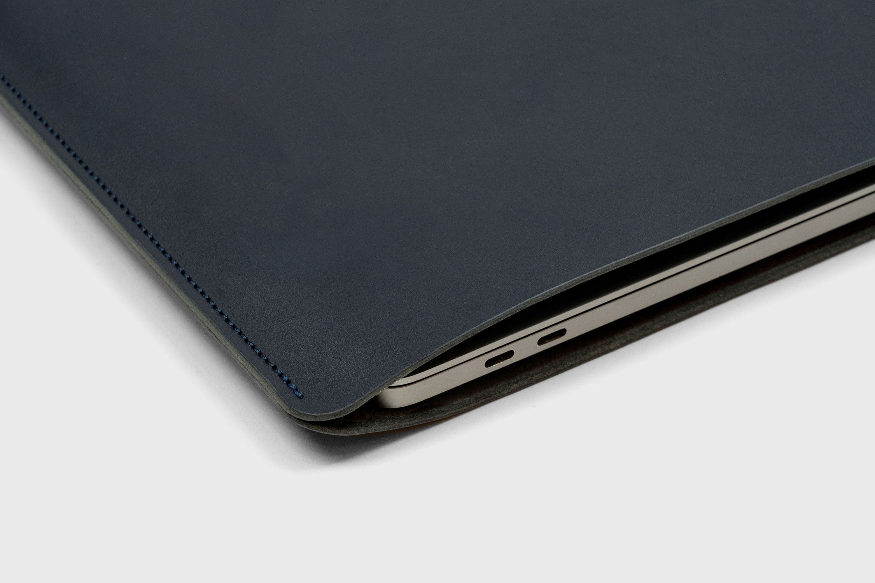 MacBook Pro 14 Inch Sleeve Leather Thick Leather Dark Marine Blue Vegetable Tanned Leather Design Manuel Dreesmann Atelier Madre Barcelona Spain