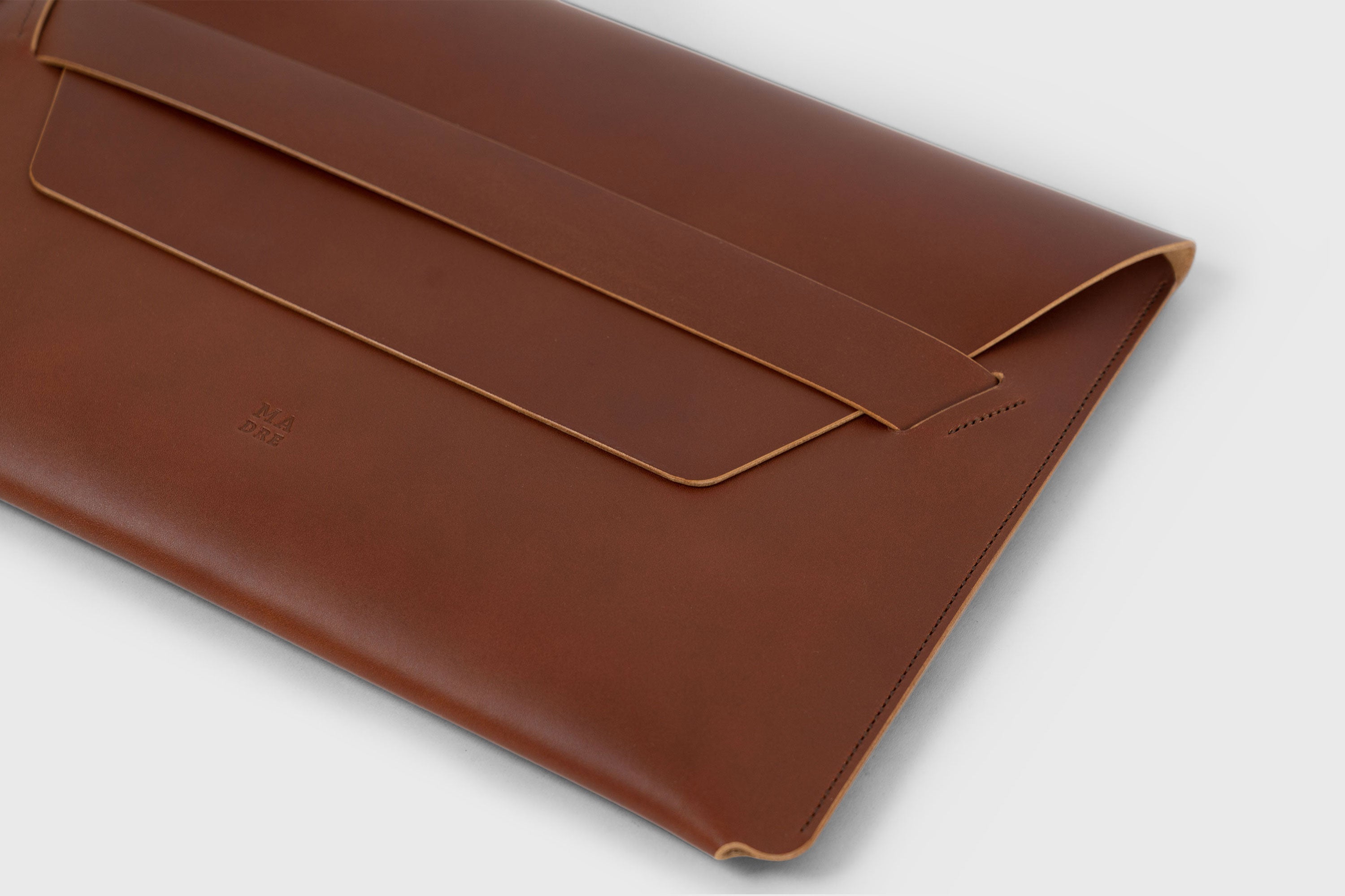 MacBook Sleeve Leather Sustainable Atelier Madre Manuel Dreesmann Barcelona