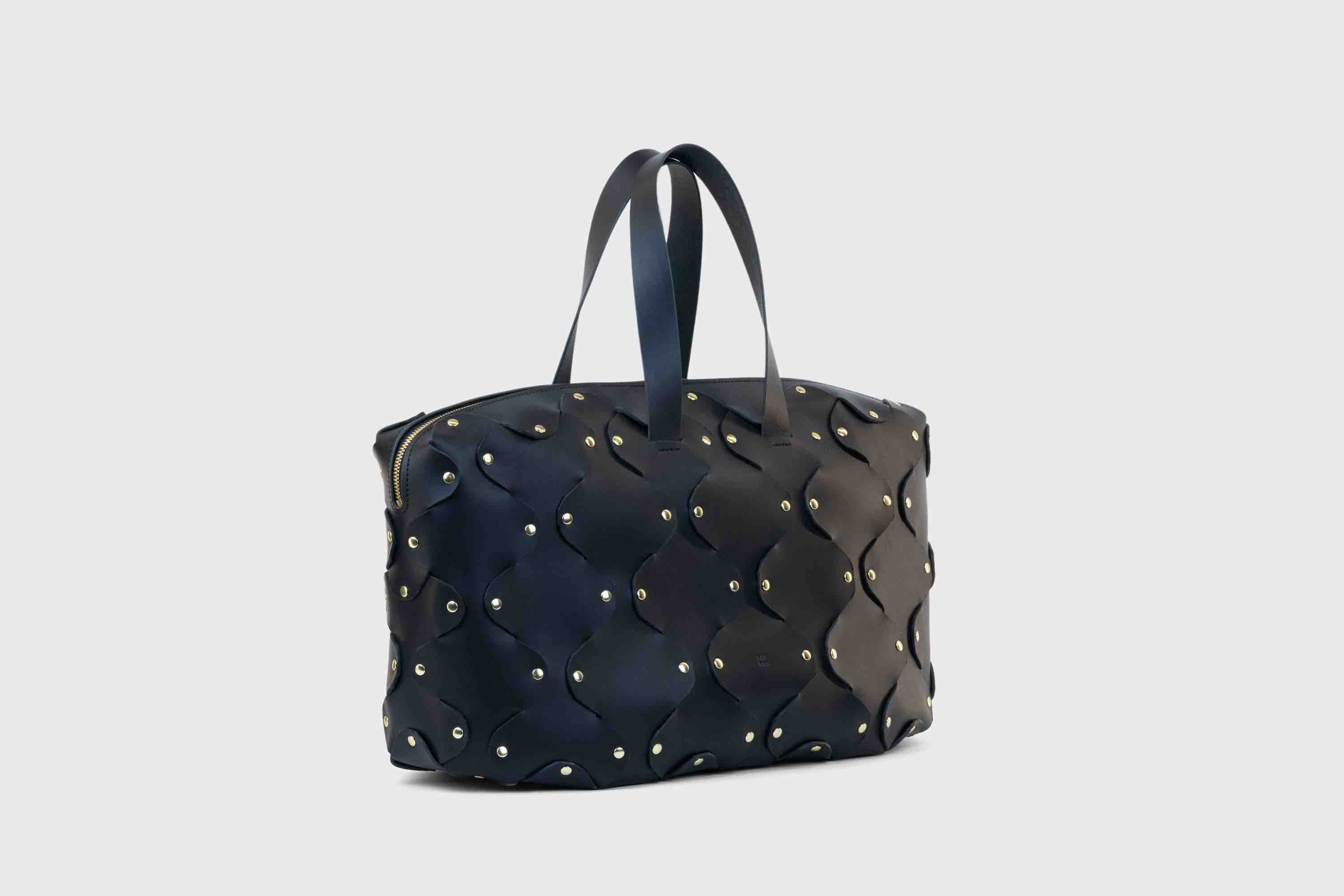 Nauto-Leather-Bag-Handcrafted-Black-Vegetable-Tanned-Full-Grain-Spain-Brass-Rivets-Design-Minimalist-Modern-Big-Travel-Zipper-Office-Handbag-Atelier-Madre-Manuel-Dreesmann-Barcelona