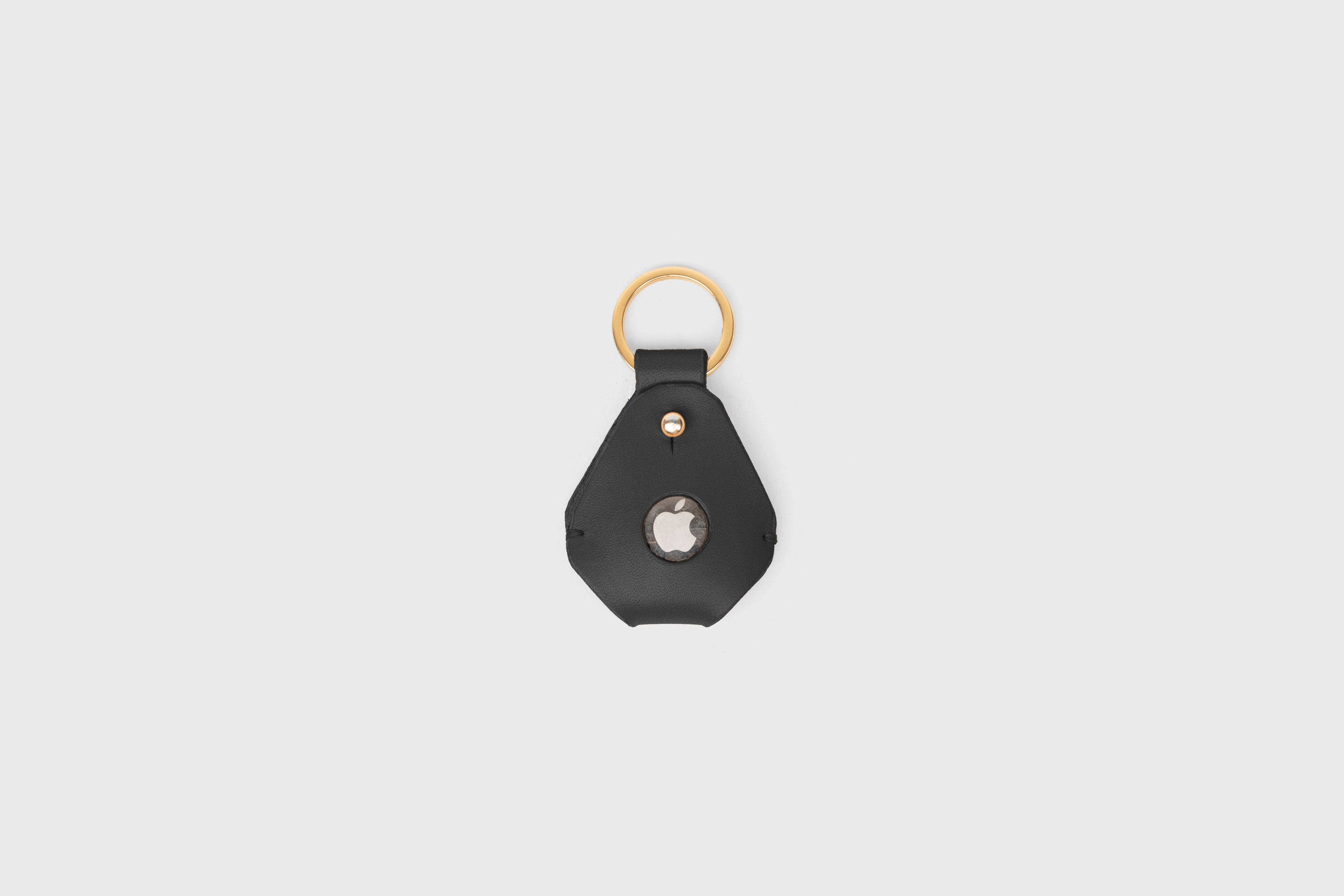Airtag Key Ring In Black Color In Vegetable Tanned Leather Minimalistic Design Atelier Madre Manuel Dreesmann Barcelona Spain