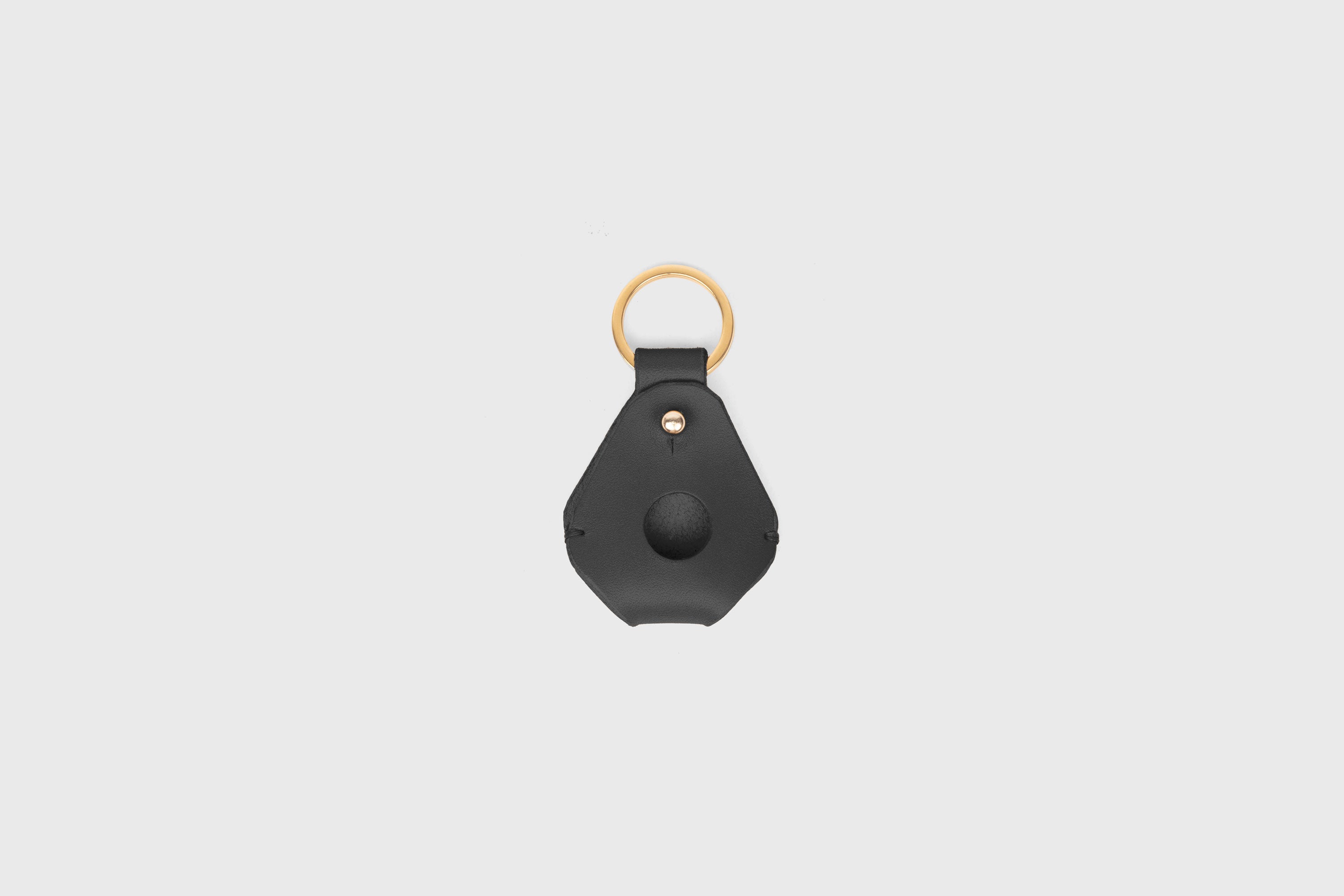 Airtag Key Ring In Black Color In Vegetable Tanned Leather Minimalistic Design Atelier Madre Manuel Dreesmann Barcelona Spain