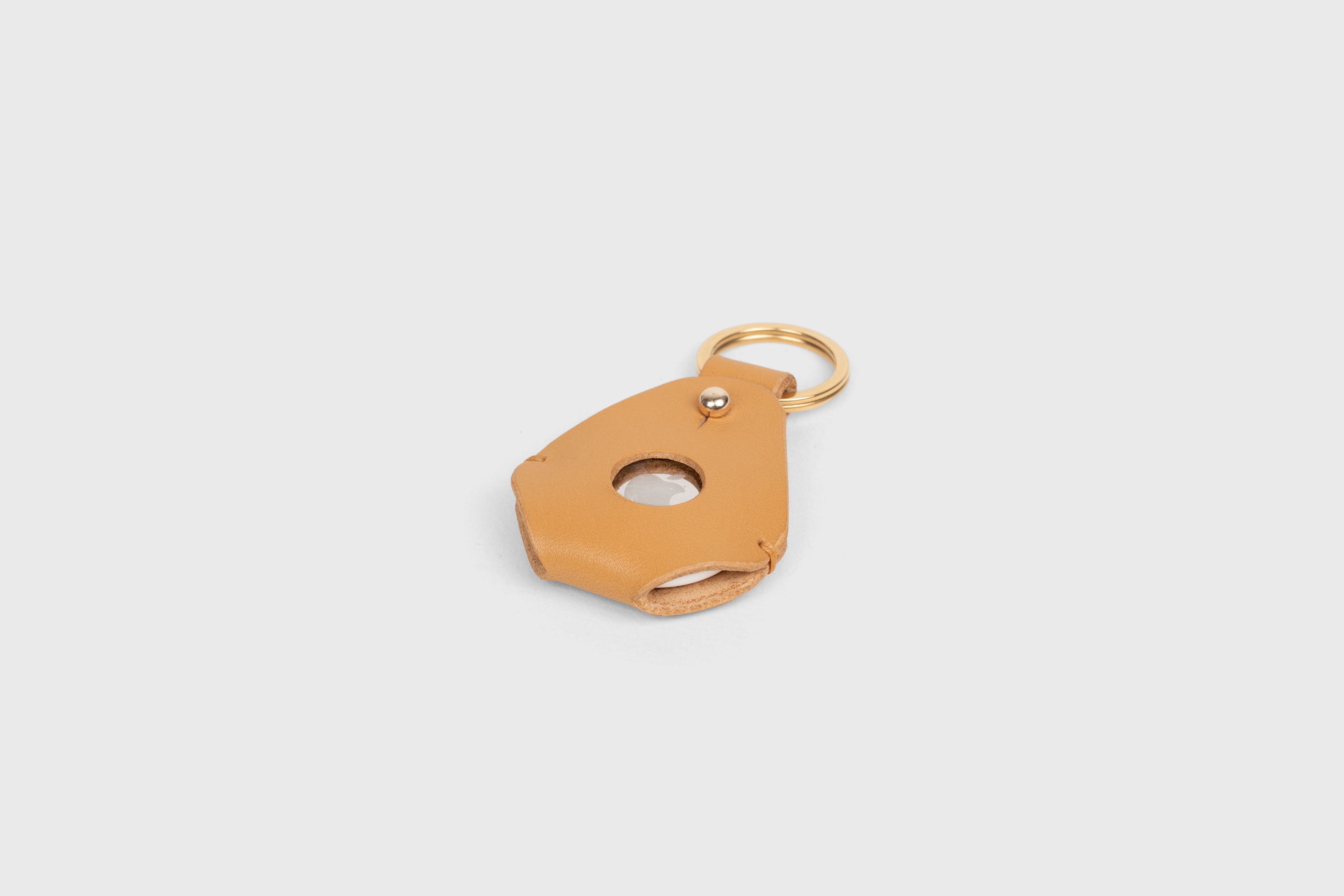 Airtag Key Ring In Brown Color In Vegetable Tanned Leather Minimalistic Design Atelier Madre Manuel Dreesmann Barcelona Spain