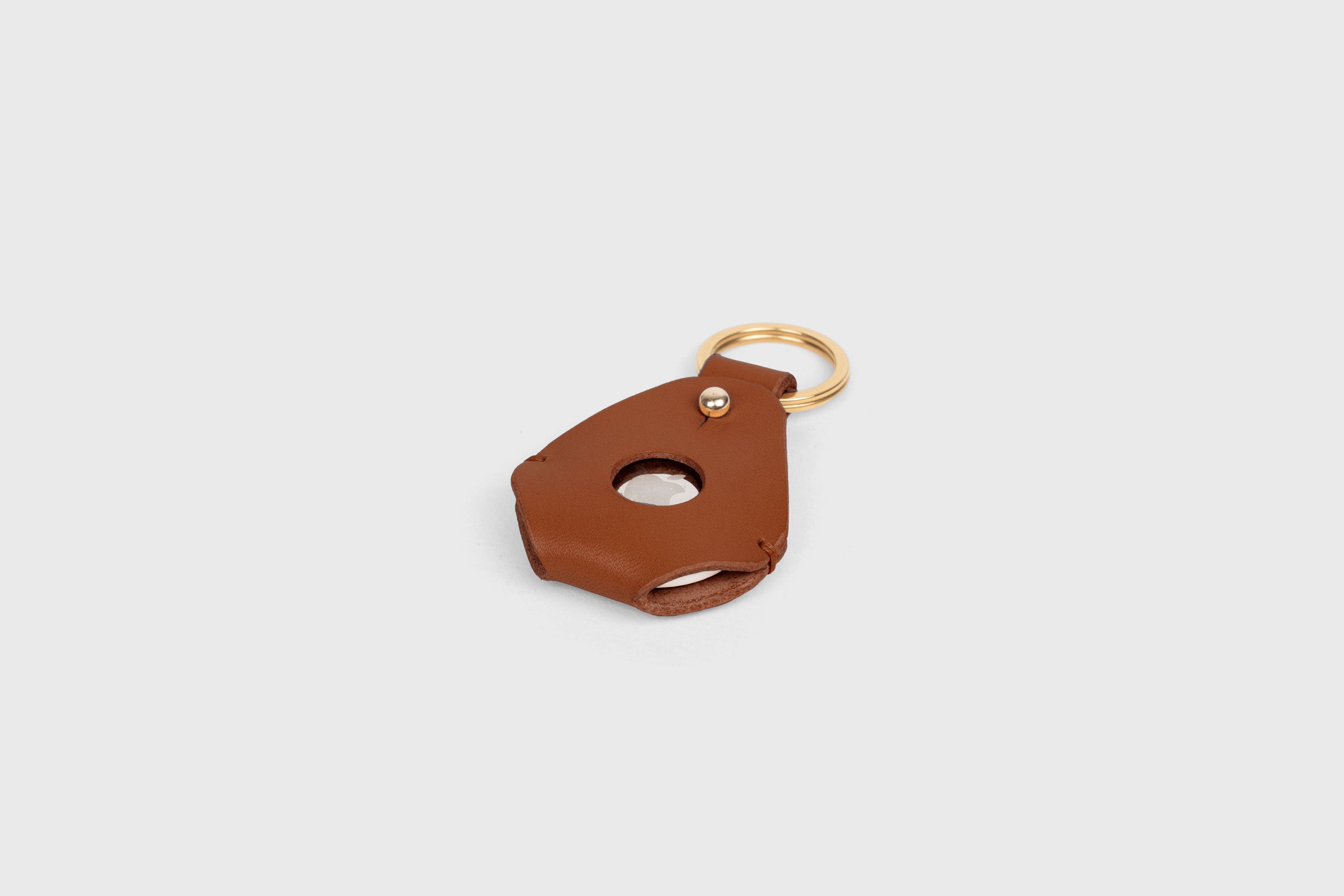 Airtag Key Ring In Dark Brown Color In Vegetable Tanned Leather Minimalistic Design Atelier Madre Manuel Dreesmann Barcelona Spain