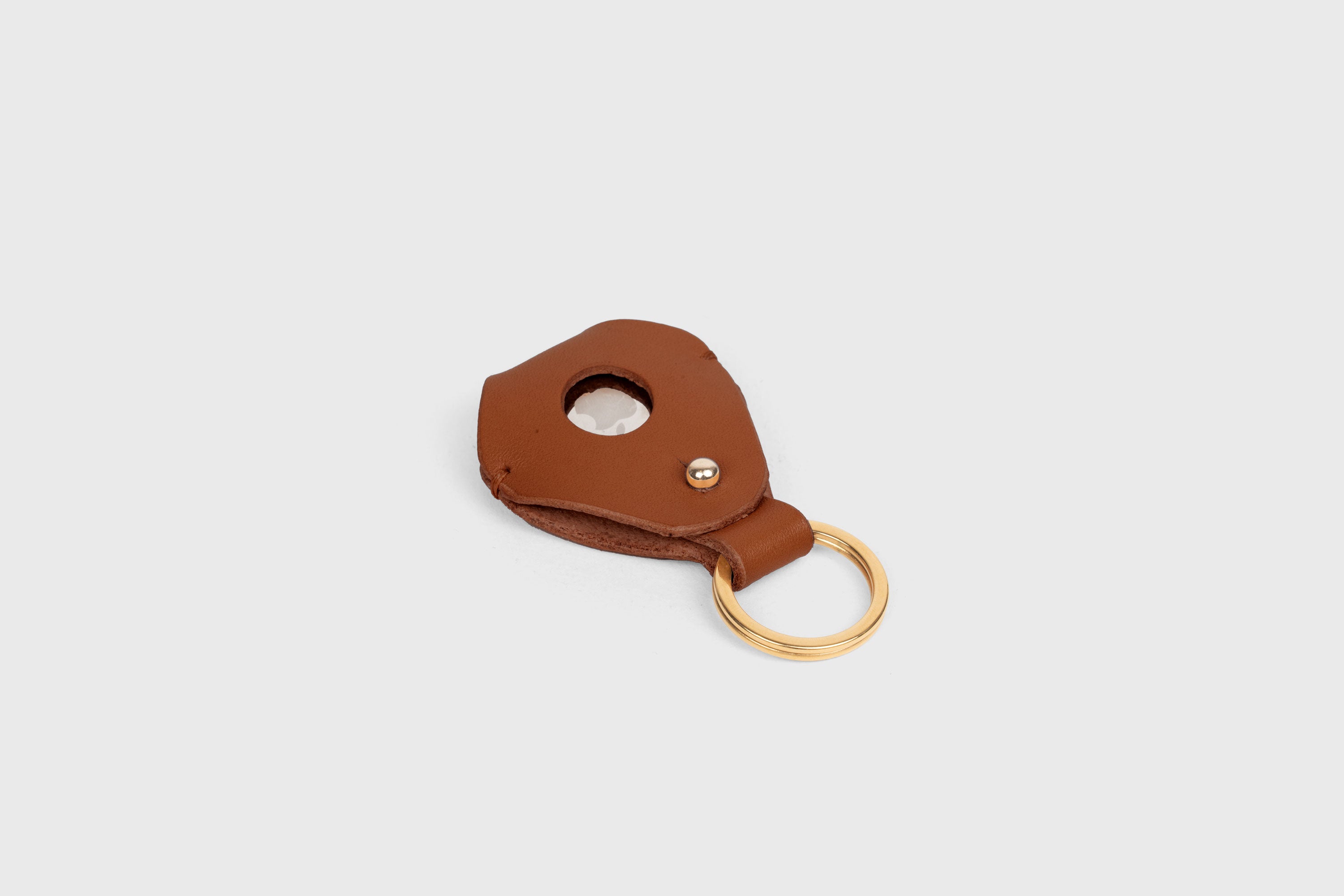Airtag Key Ring In Dark Brown Color In Vegetable Tanned Leather Minimalistic Design Atelier Madre Manuel Dreesmann Barcelona Spain