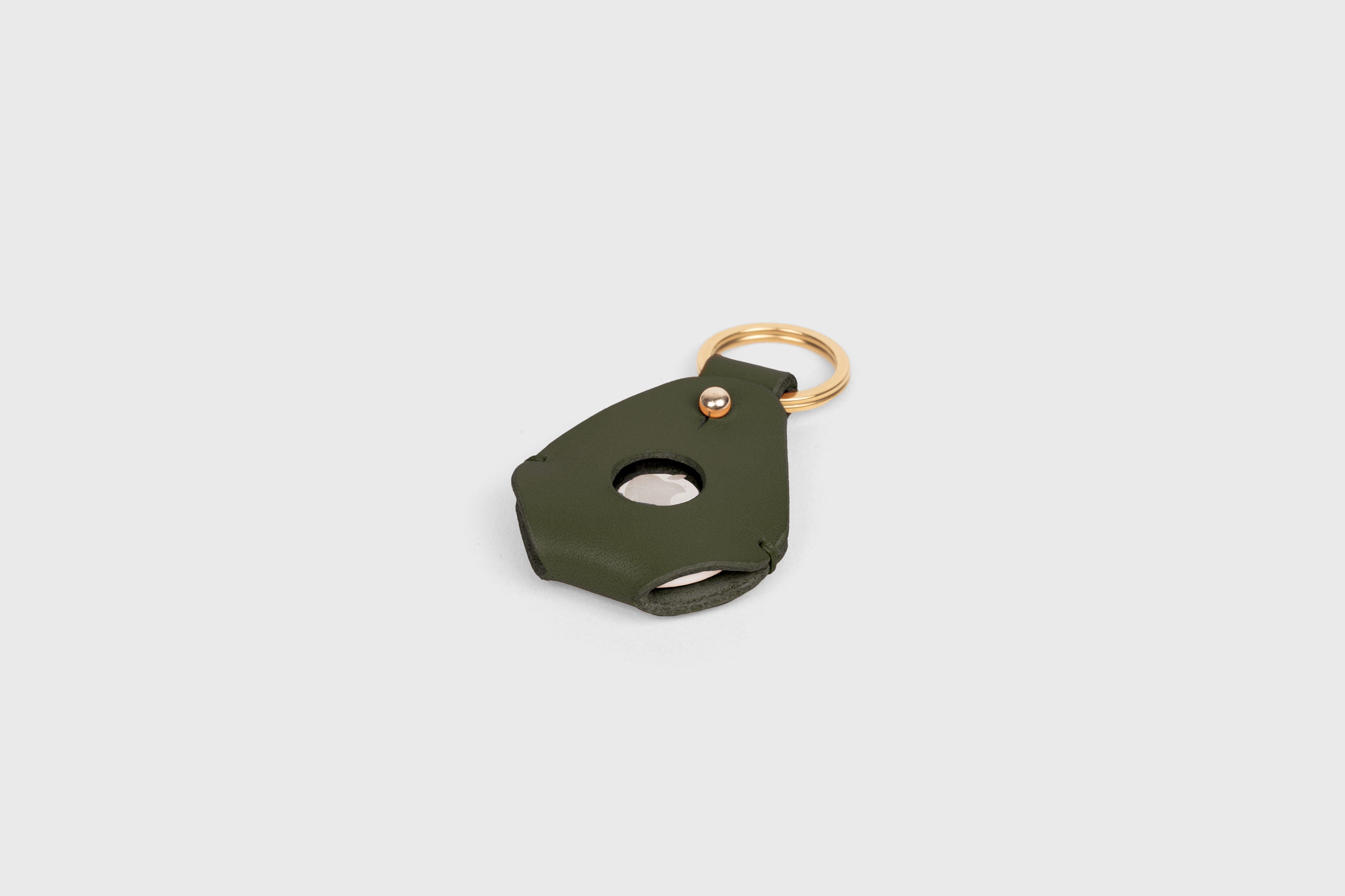 Airtag Key Ring In Olive Green Color In Vegetable Tanned Leather Minimalistic Design Atelier Madre Manuel Dreesmann Barcelona Spain