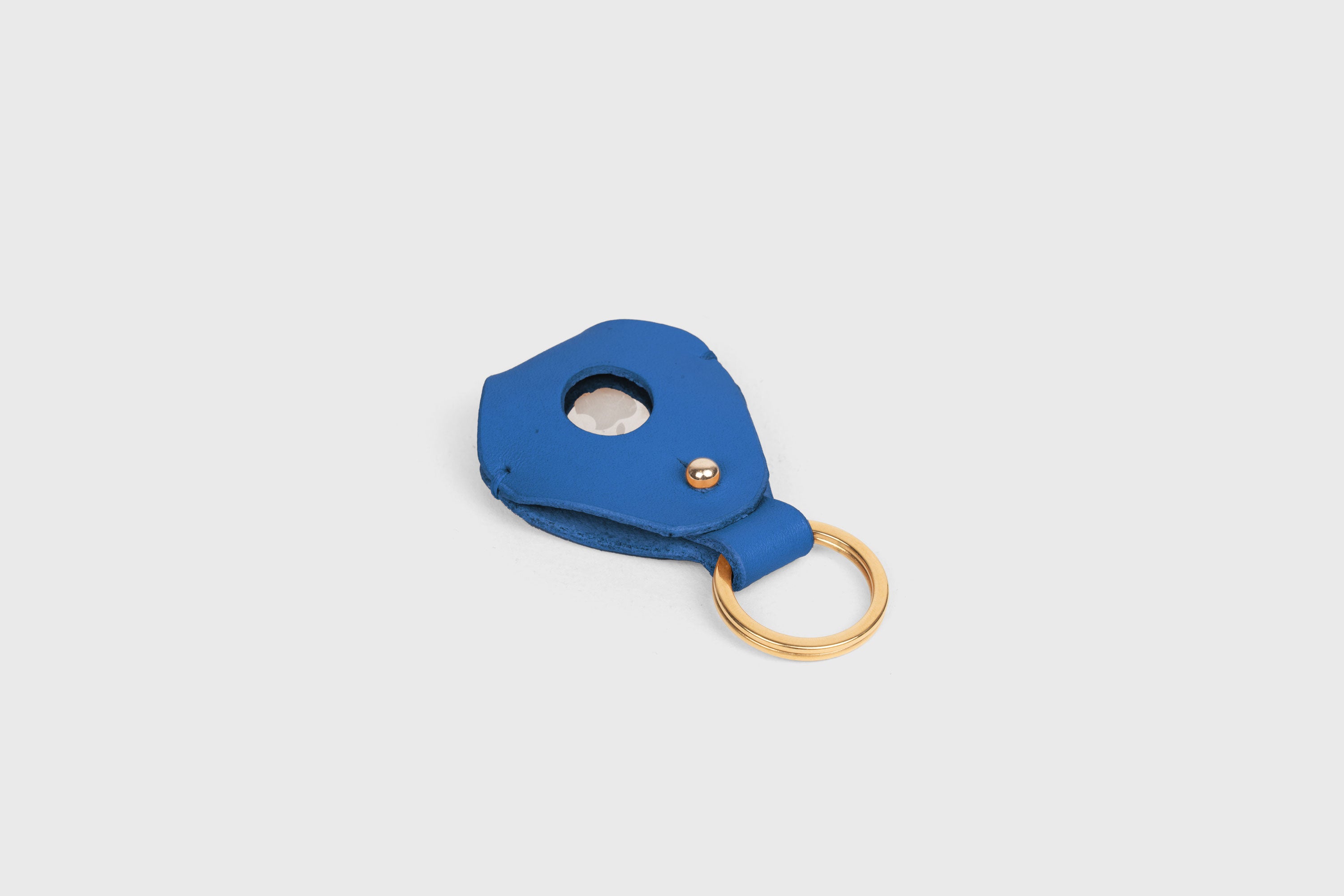Airtag Key Ring In Royal Blue Color In Vegetable Tanned Leather Minimalistic Design Atelier Madre Manuel Dreesmann Barcelona Spain