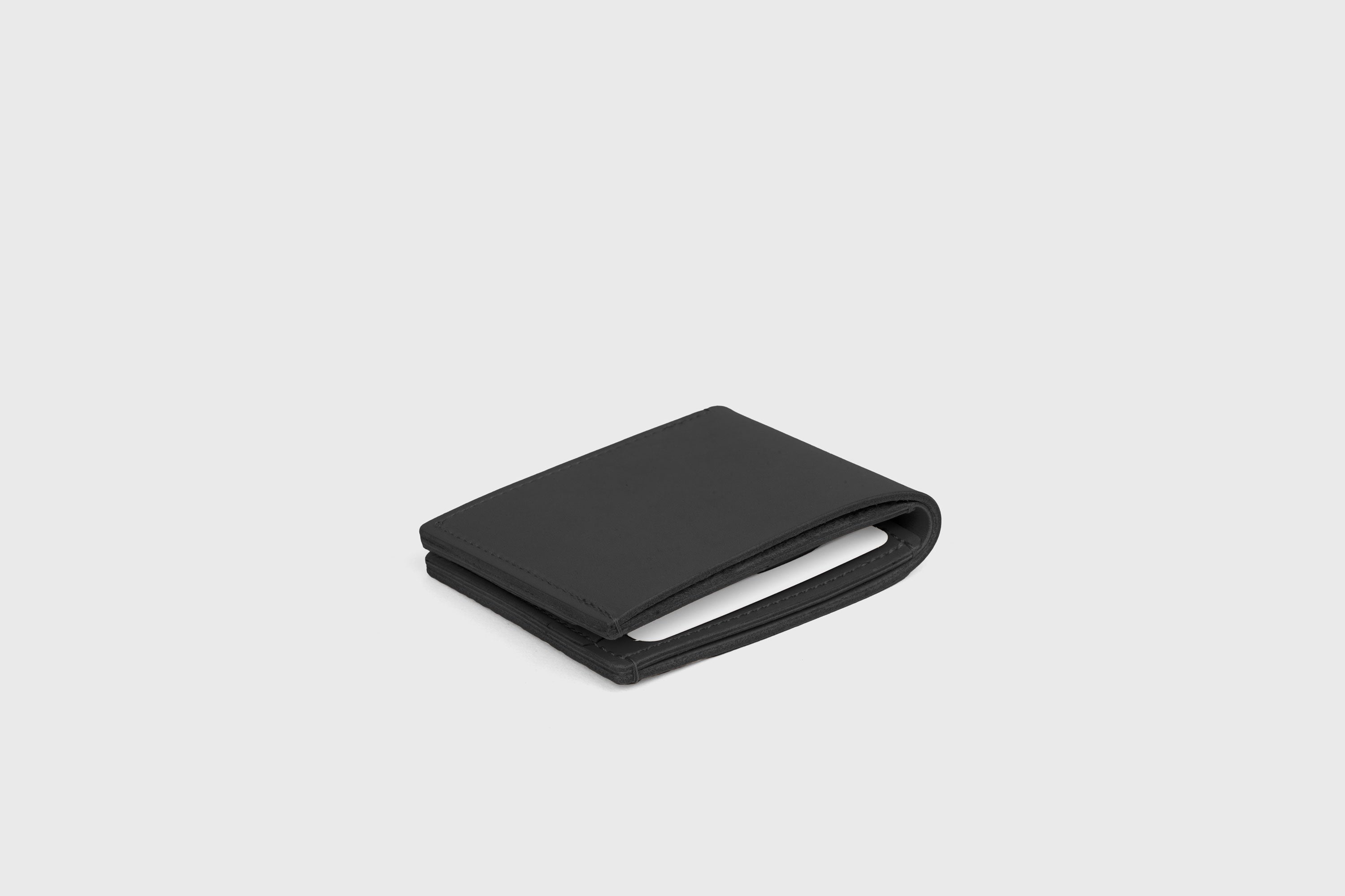 Bifold Wallet Horizontal With 6 Card Slots In Black Color In Vegetable Tanned Leather Minimalistic Design Atelier Madre Manuel Dreesmann Barcelona Spain