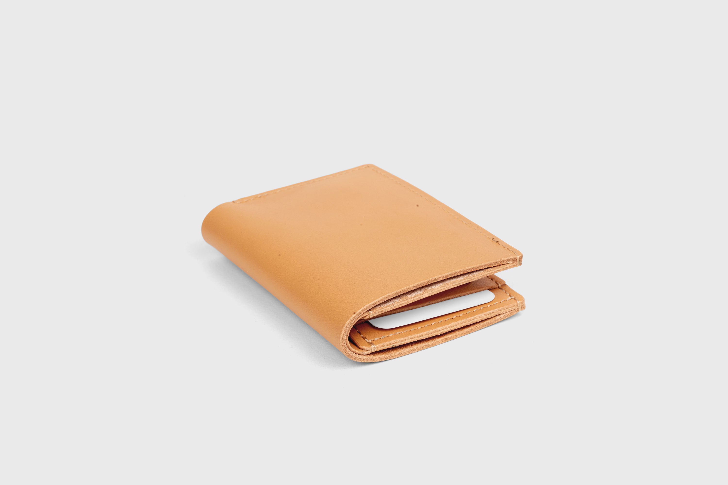 Bifold Wallet Vertical 6 Slots In Brown Color In Vegetable Tanned Leather Minimalistic Design Atelier Madre Manuel Dreesmann Barcelona Spain
