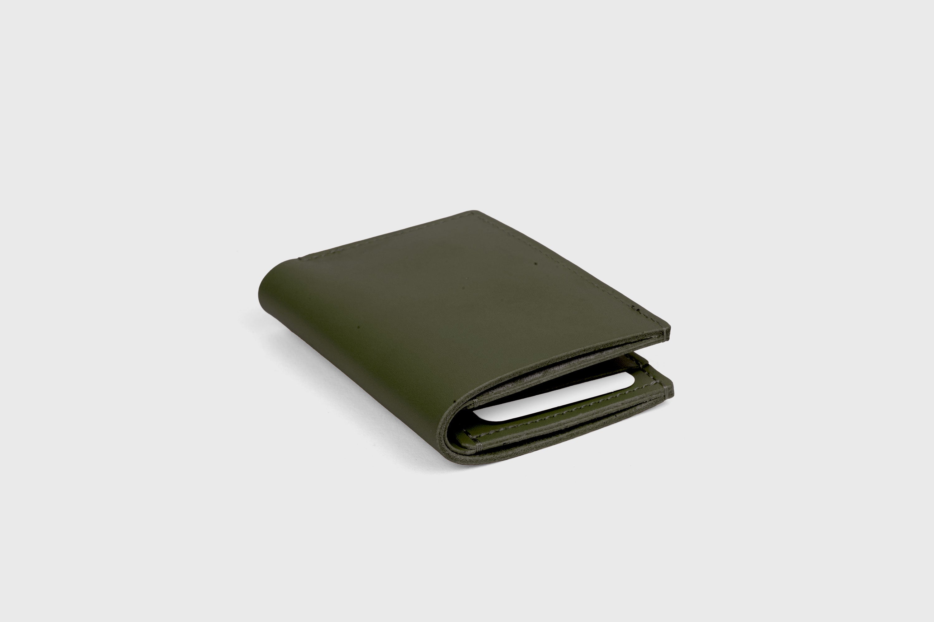 Bifold Wallet Vertical 6 Slots In Olive Green Color In Vegetable Tanned Leather Minimalistic Design Atelier Madre Manuel Dreesmann Barcelona Spain