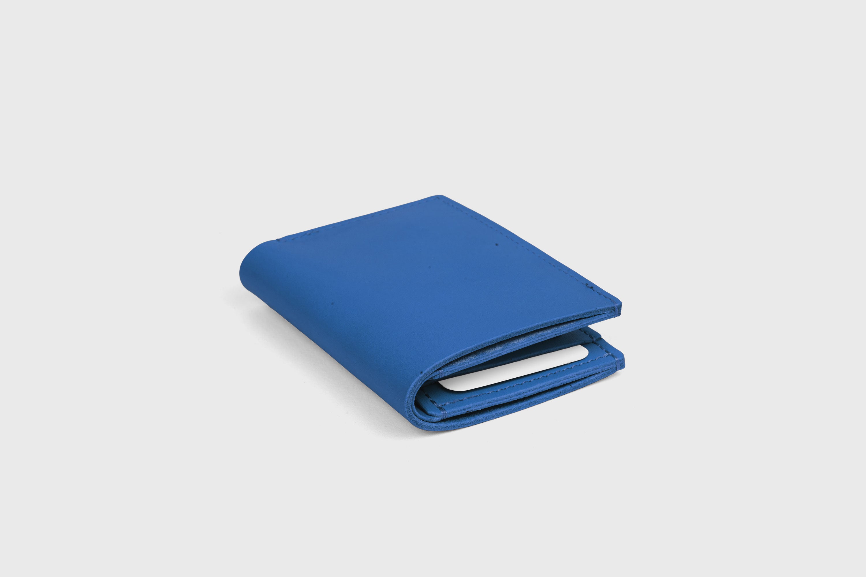Bifold Wallet Vertical 6 Slots In Royal Blue Color In Vegetable Tanned Leather Minimalistic Design Atelier Madre Manuel Dreesmann Barcelona Spain