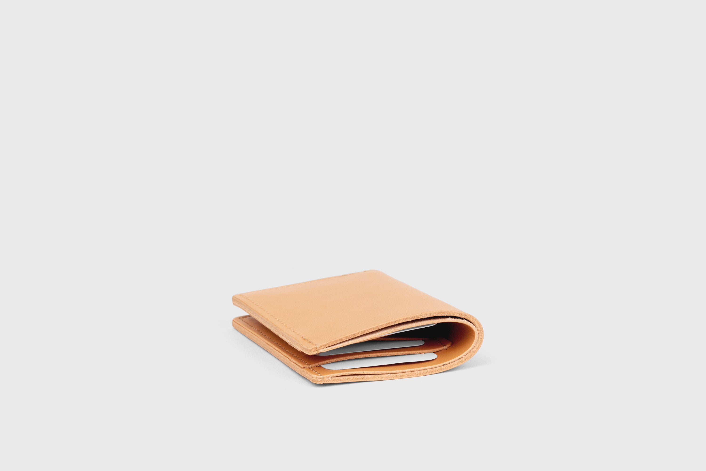 Bifold Wallet Vertical In Brown Color In Vegetable Tanned Leather Minimalistic Slim Design Atelier Madre Manuel Dreesmann Barcelona Spain