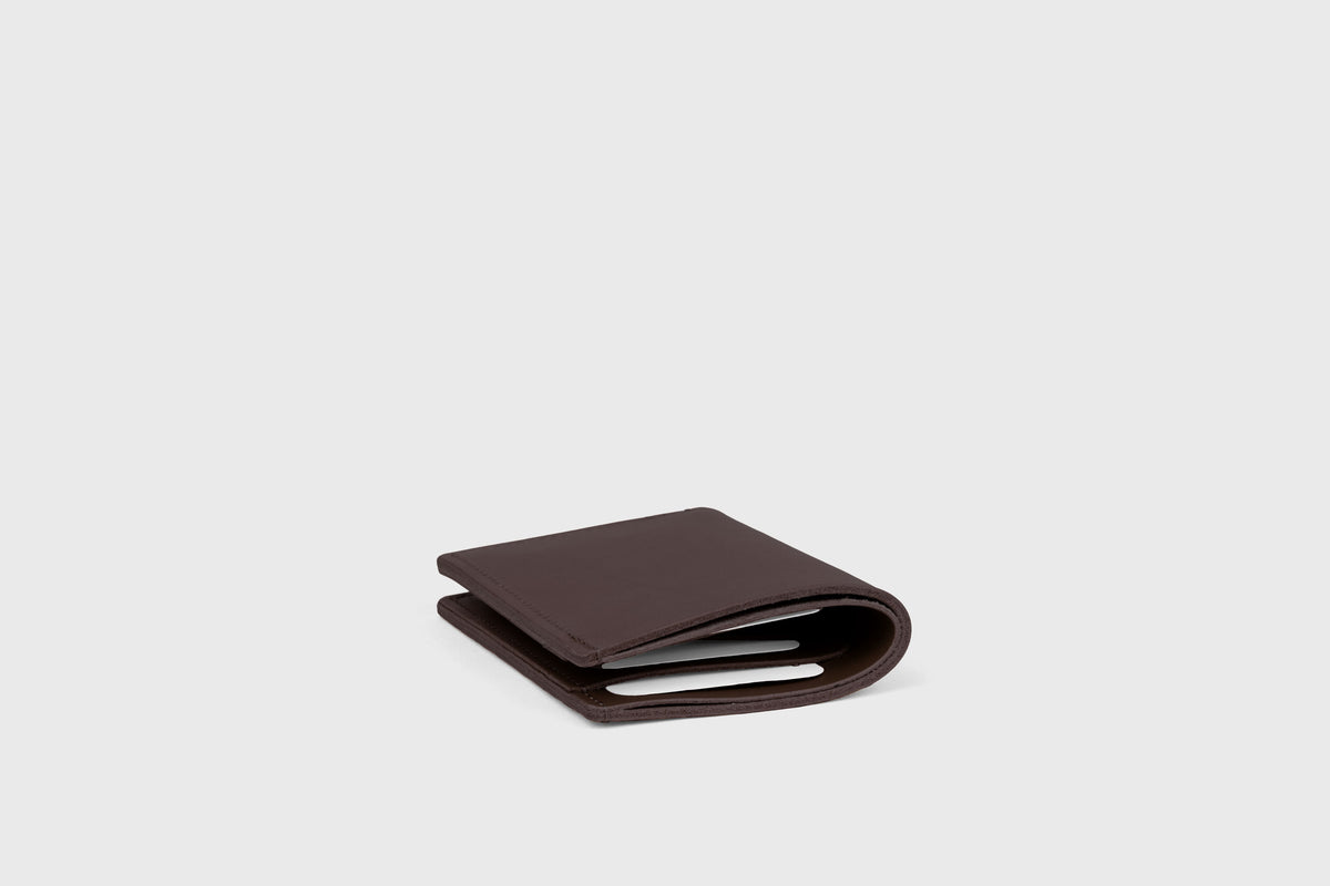 Bifold Wallet Vertical Chocolate Brown Color Leather Atelier Madre Manuel Dreesmann Barcelona Spain 3