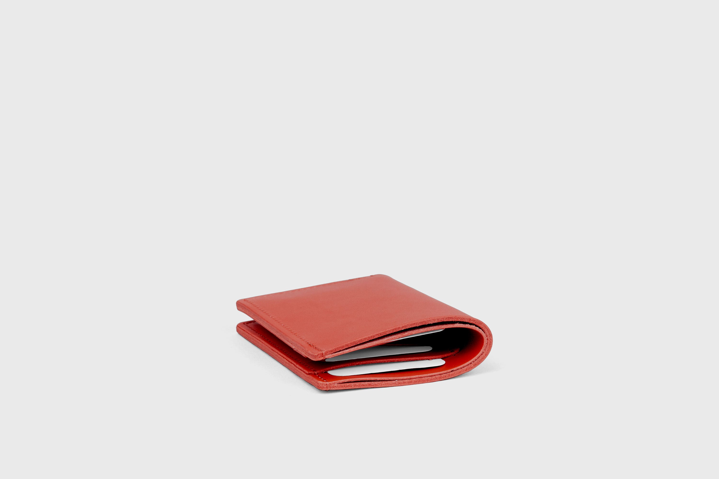 Bifold Wallet Vertical In Red Color In Vegetable Tanned Leather Minimalistic Slim Design Atelier Madre Manuel Dreesmann Barcelona Spain